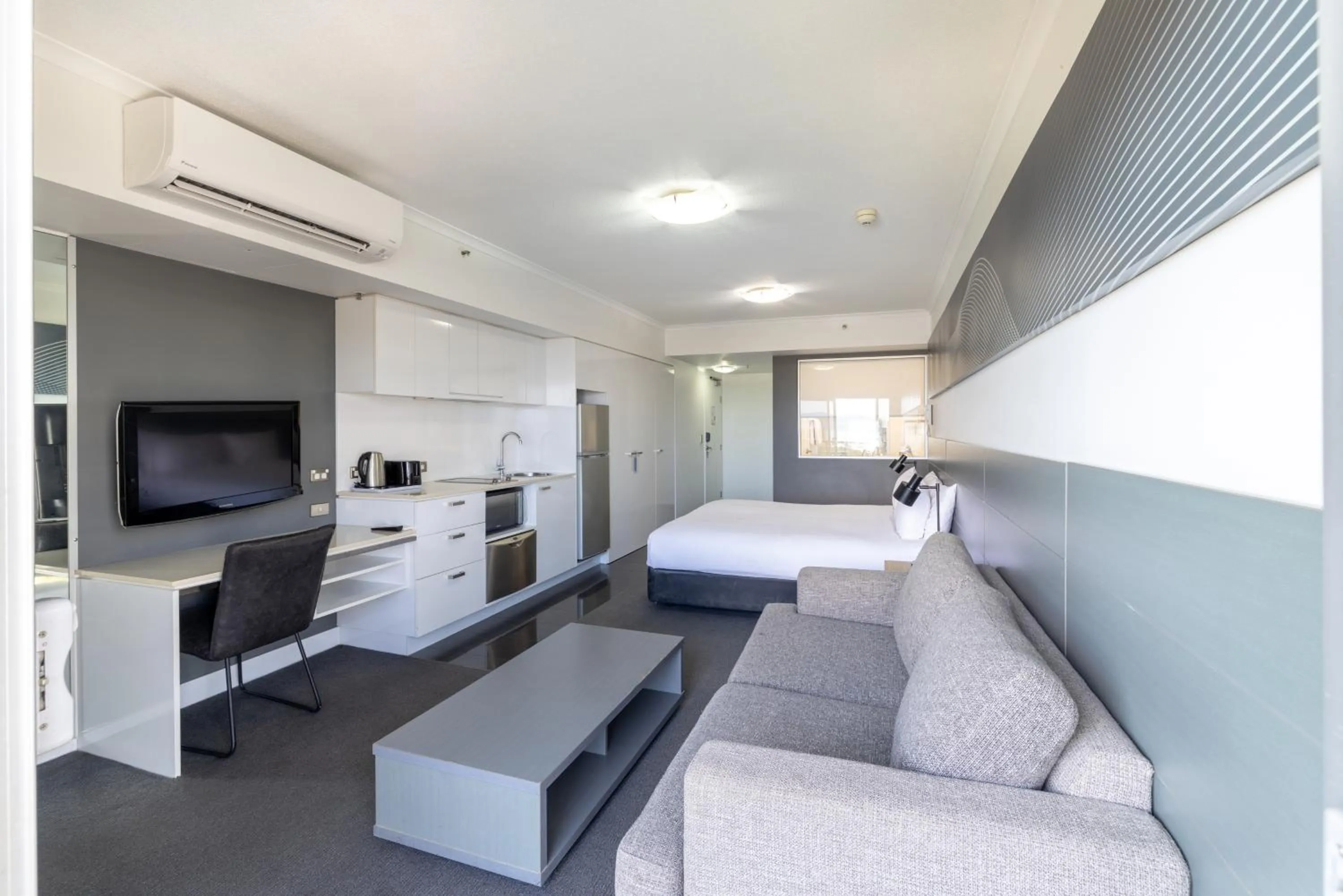 Photo of the whole room, Bed in Oaks Townsville Hotel