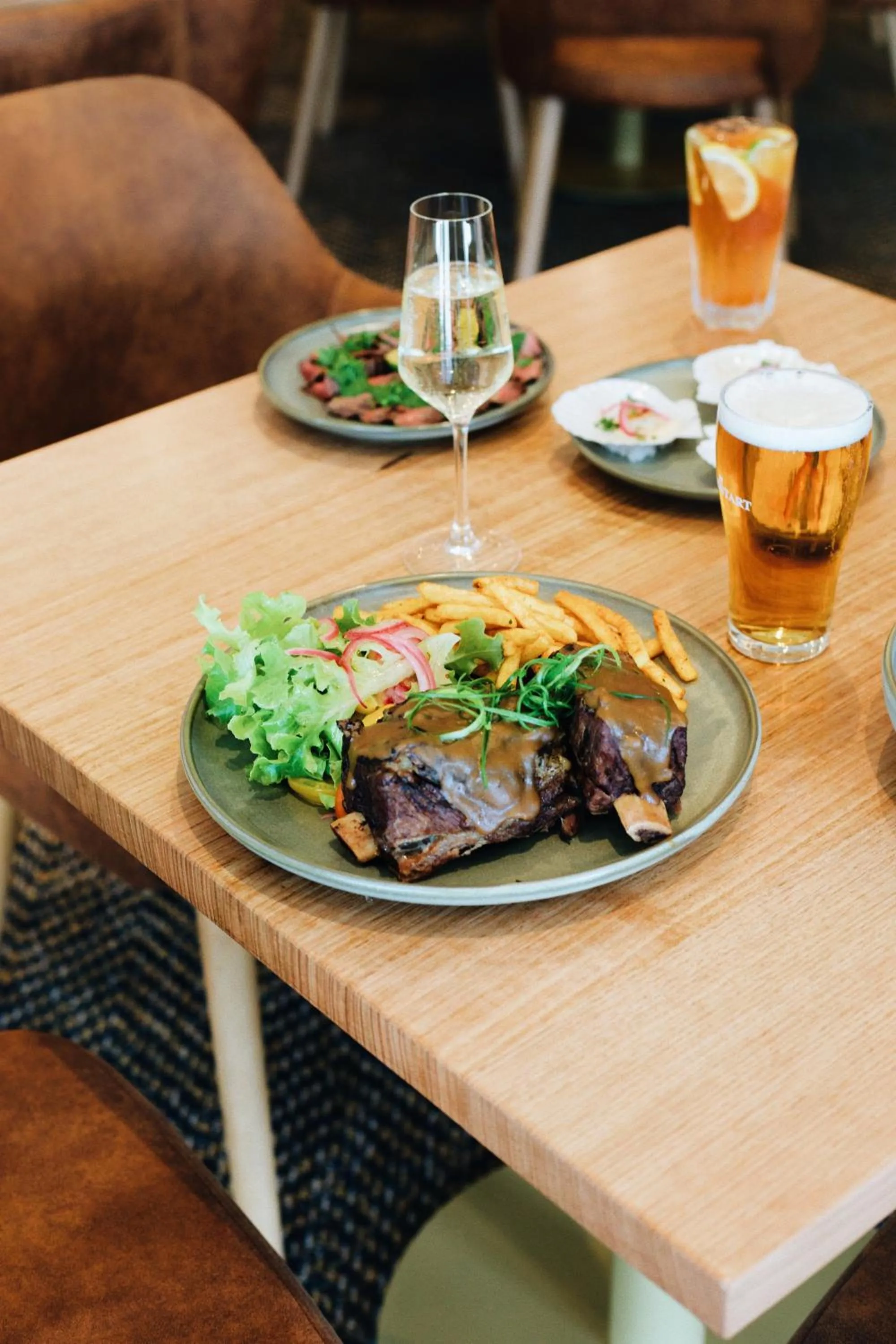 Restaurant/places to eat in Oaks Townsville Hotel