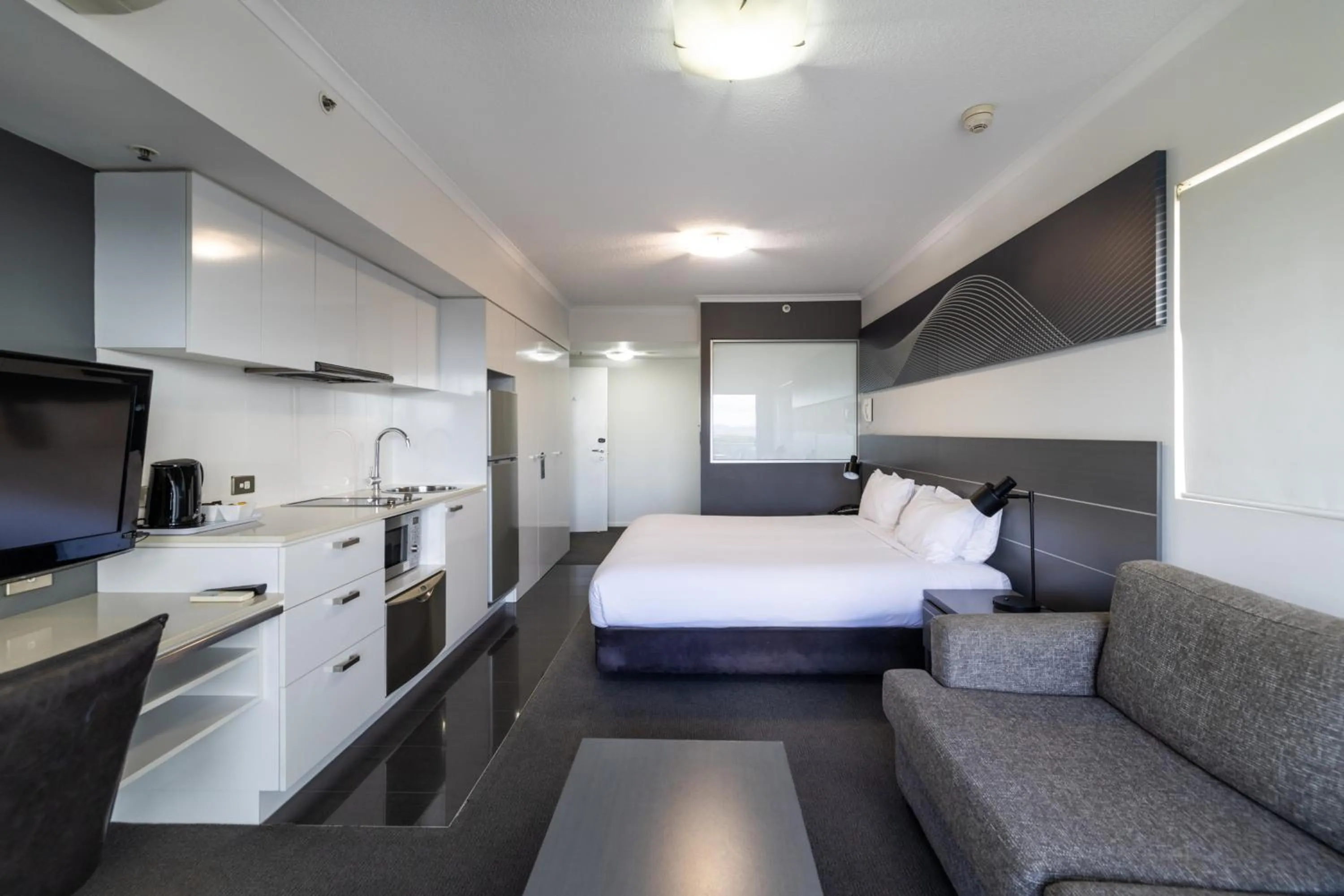 TV and multimedia, Bed in Oaks Townsville Hotel