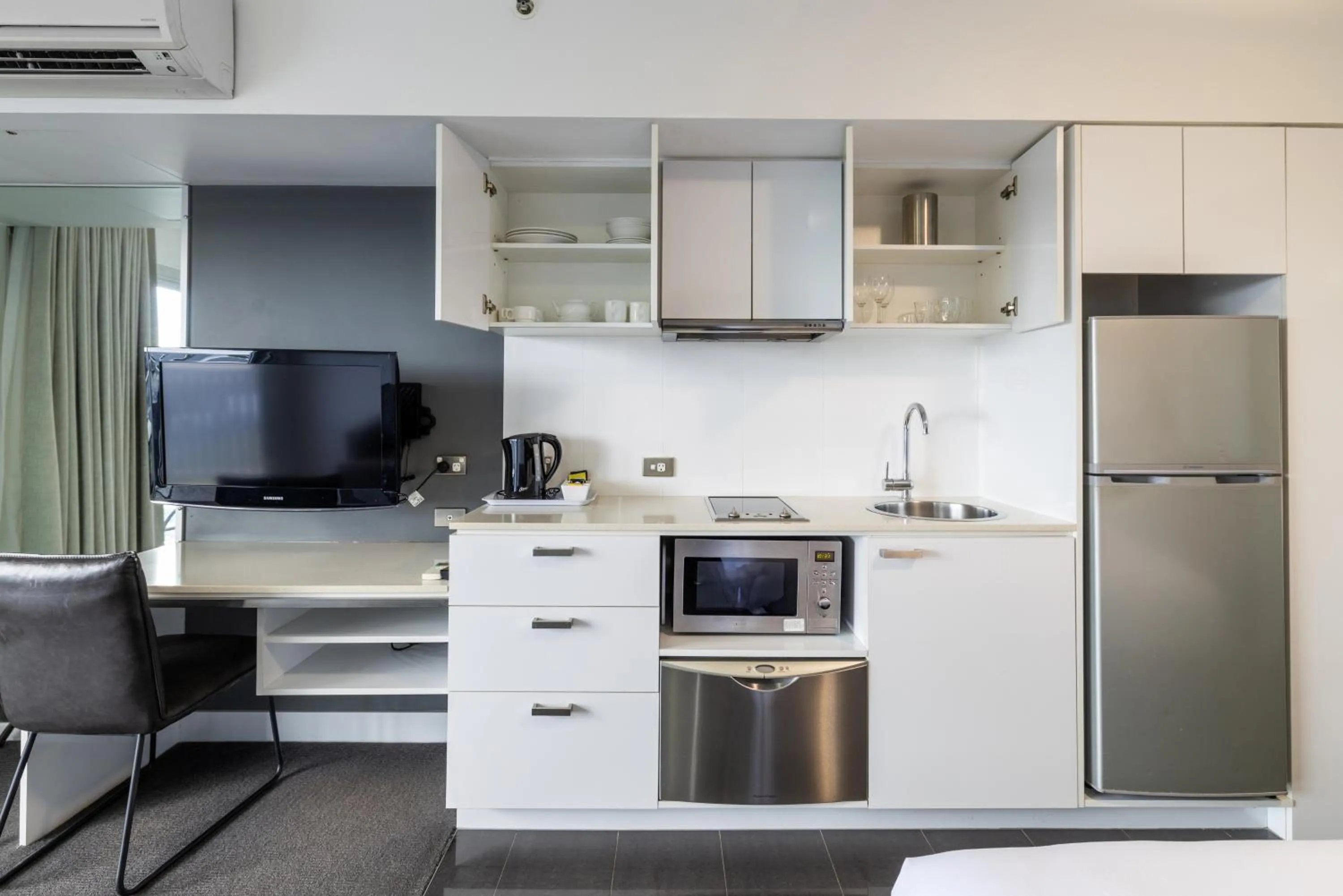 Kitchen or kitchenette in Oaks Townsville Hotel