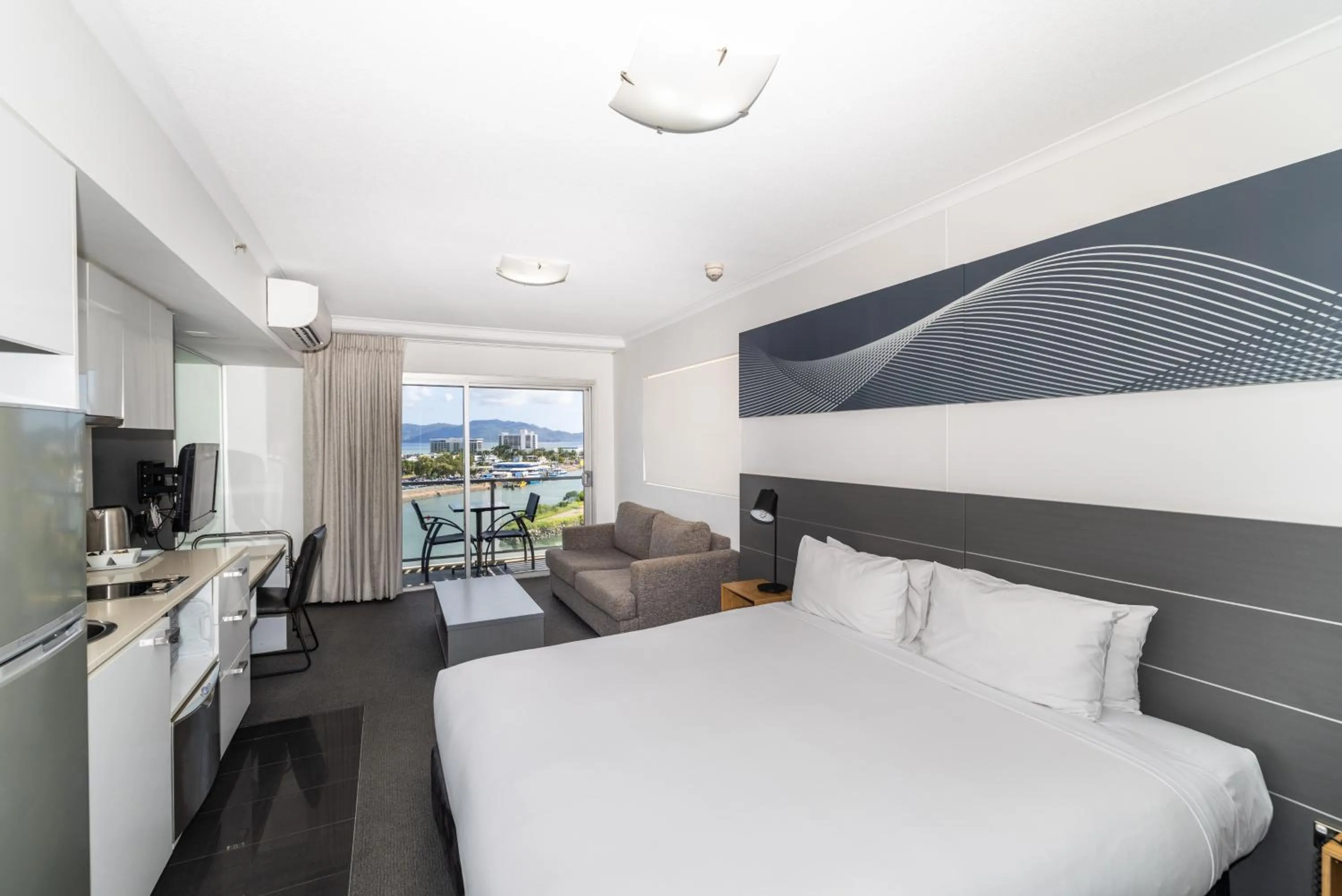 Photo of the whole room, Bed in Oaks Townsville Hotel