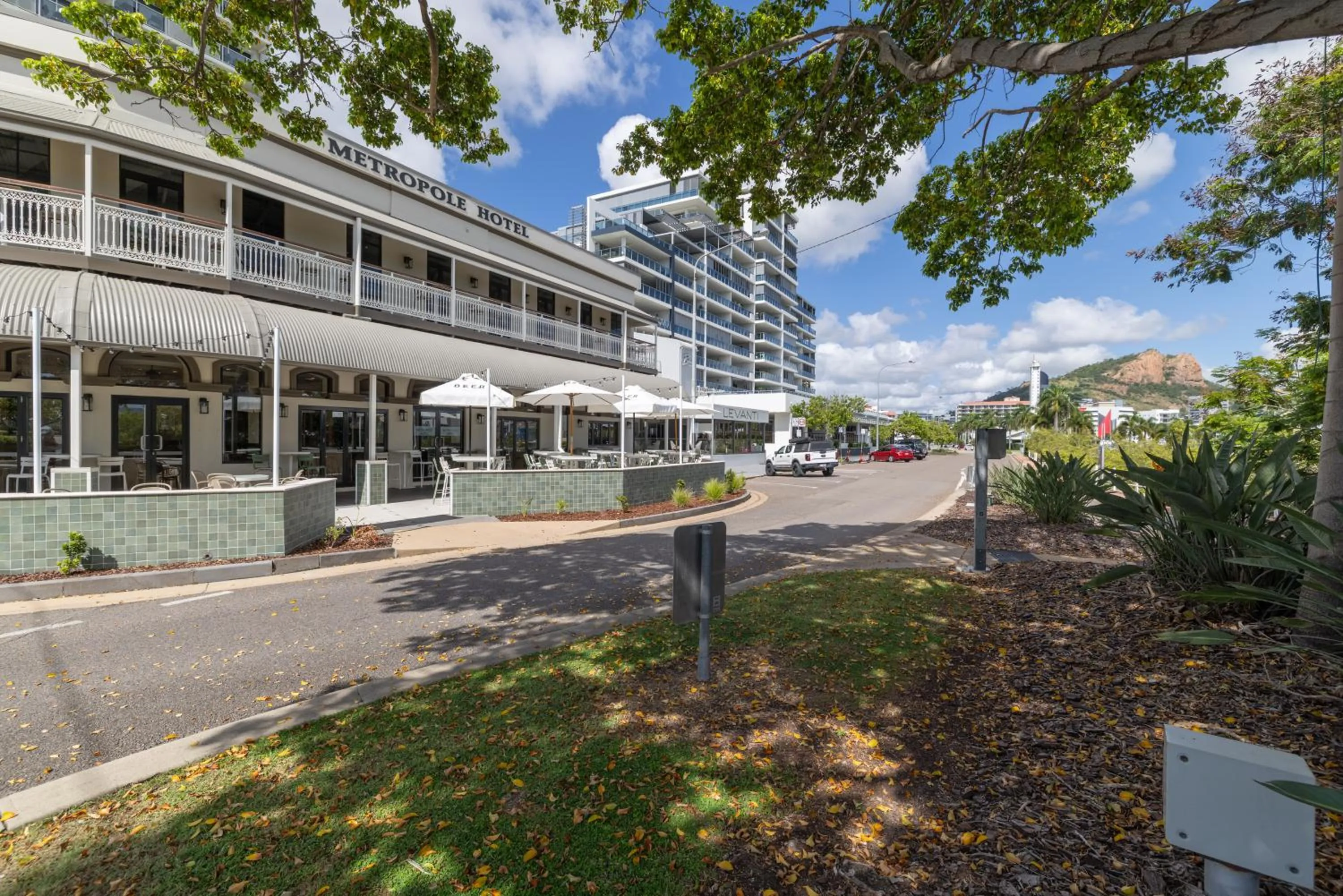 Property building in Oaks Townsville Hotel