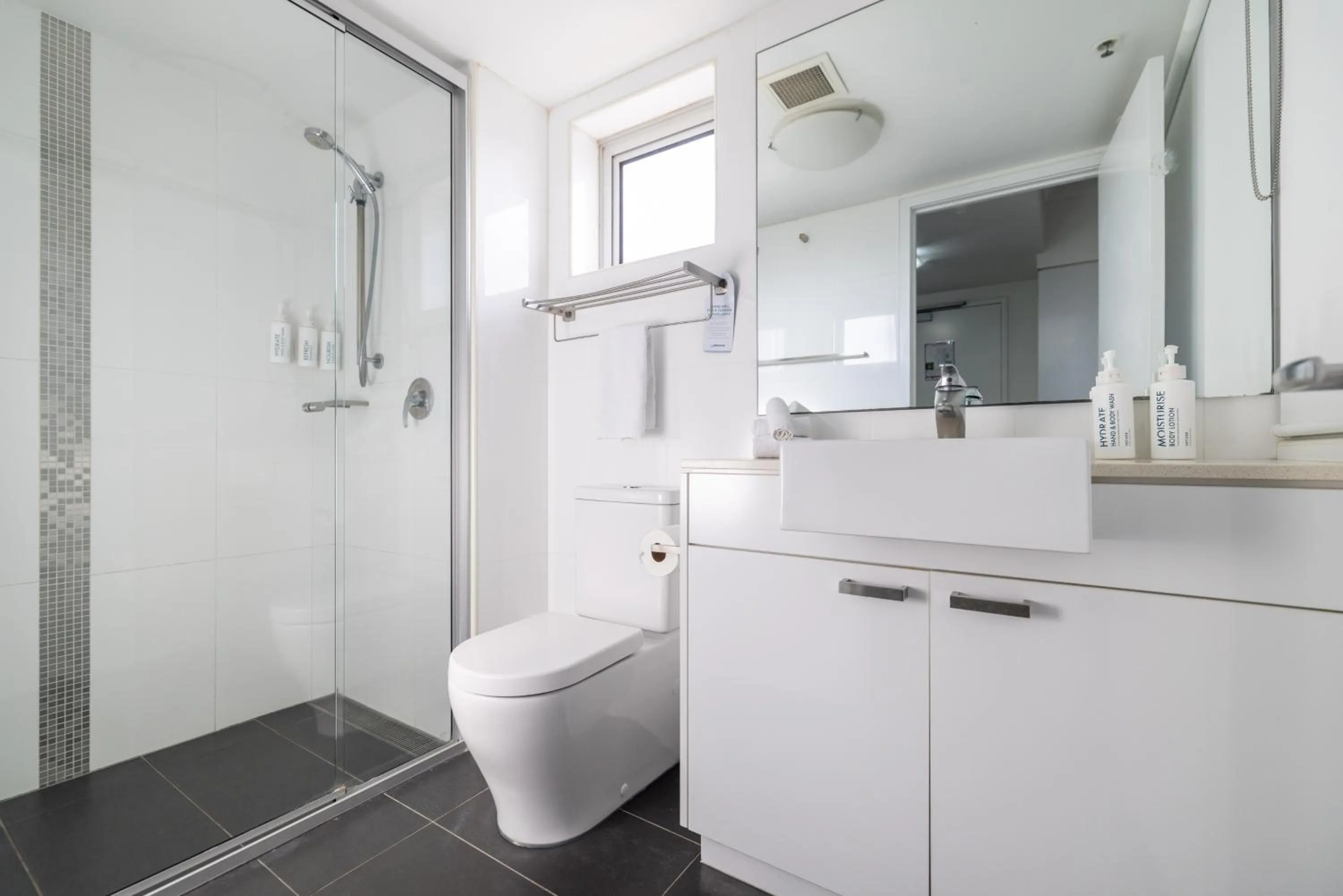 Shower in Oaks Townsville Hotel