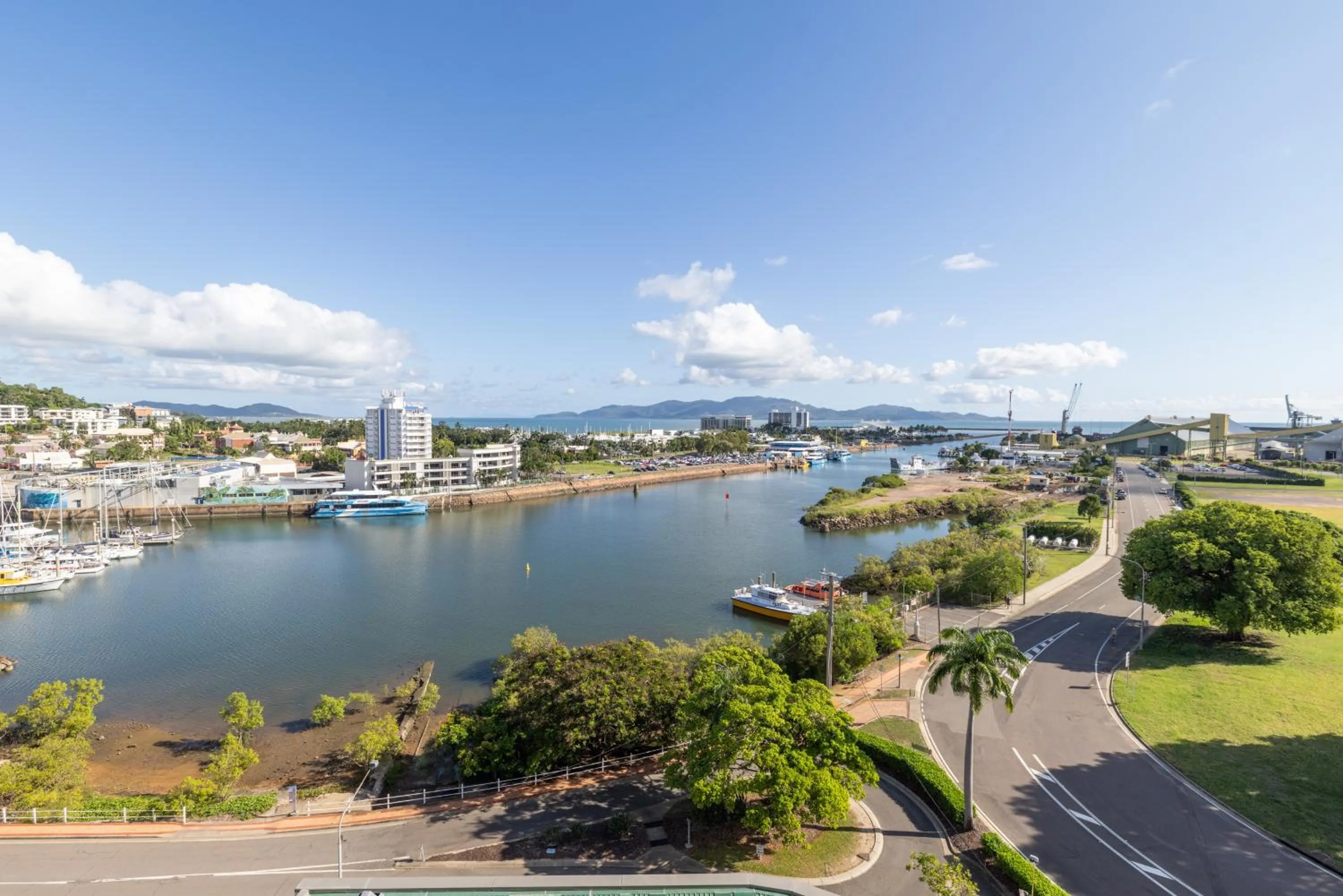 Natural landscape in Oaks Townsville Hotel