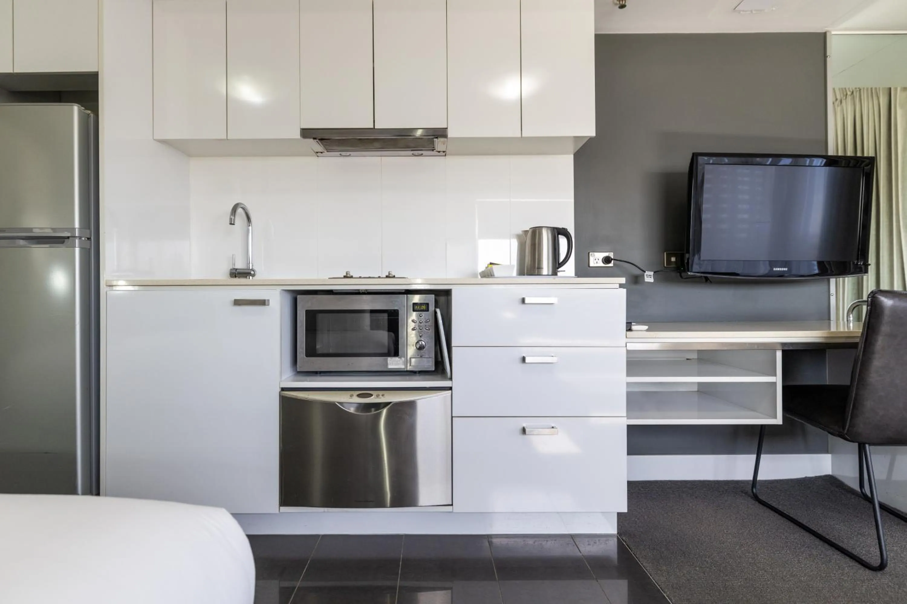 Kitchen or kitchenette in Oaks Townsville Hotel