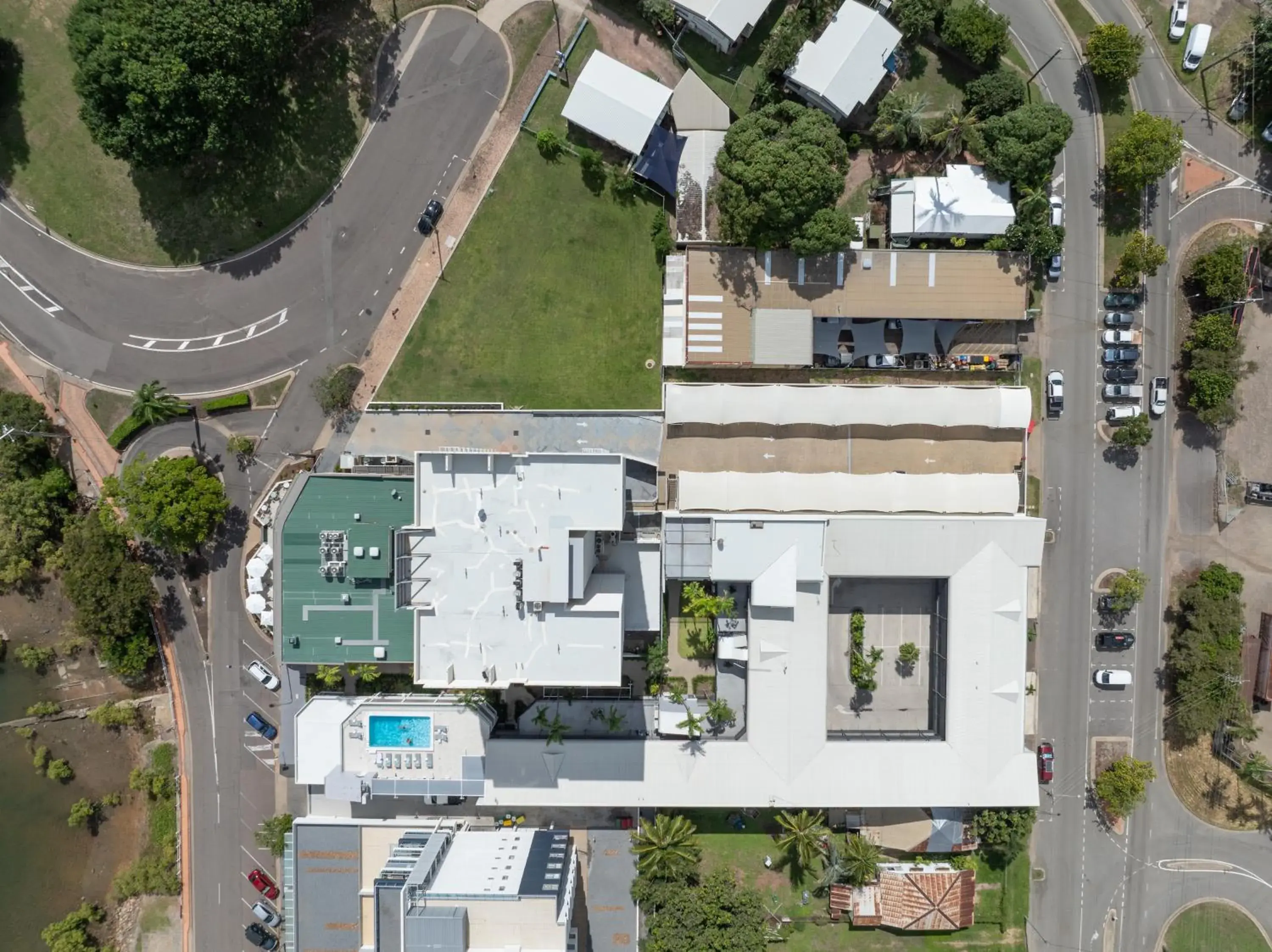 Property building in Oaks Townsville Hotel Property building in Oaks Townsville Hotel