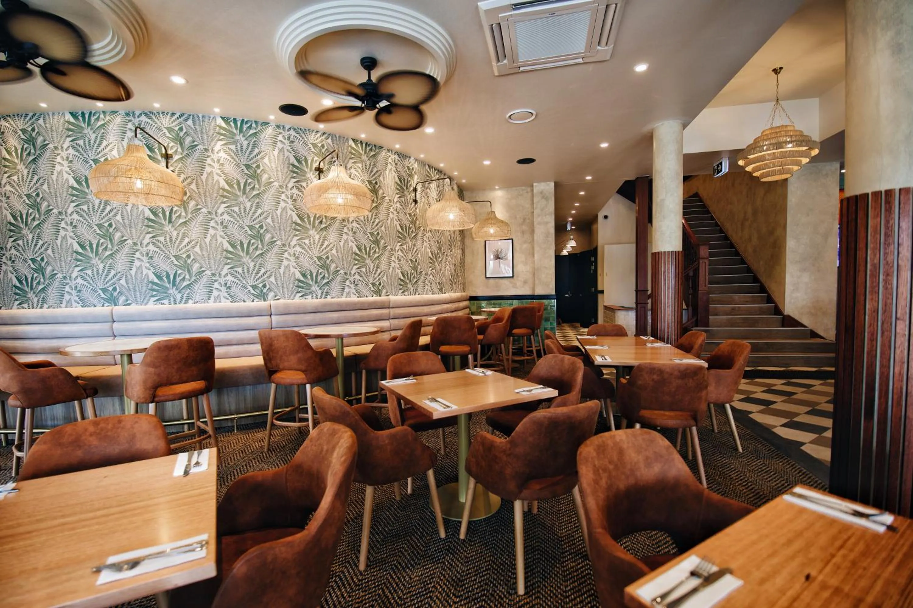 Restaurant/places to eat in Oaks Townsville Hotel