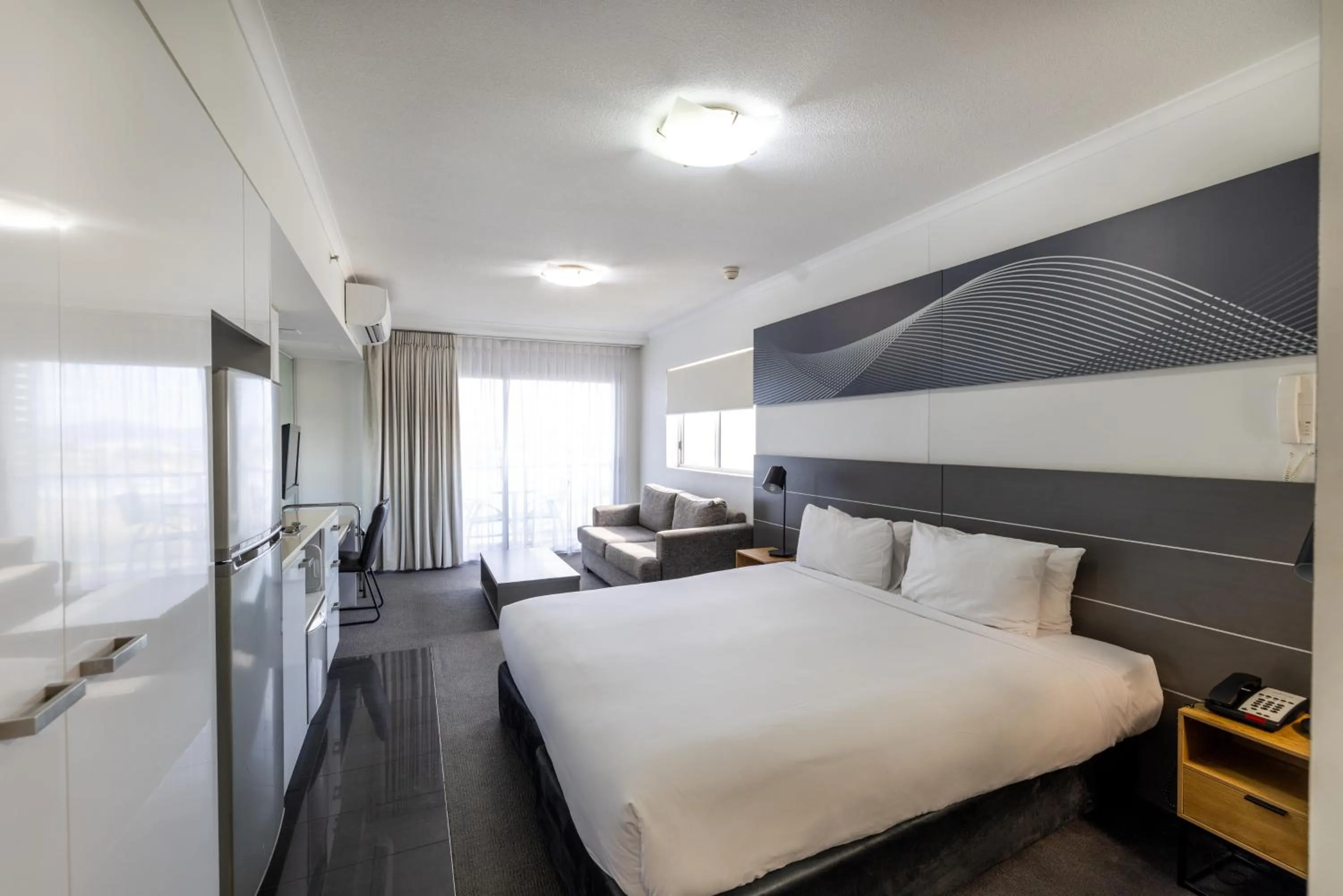 Photo of the whole room, Bed in Oaks Townsville Hotel