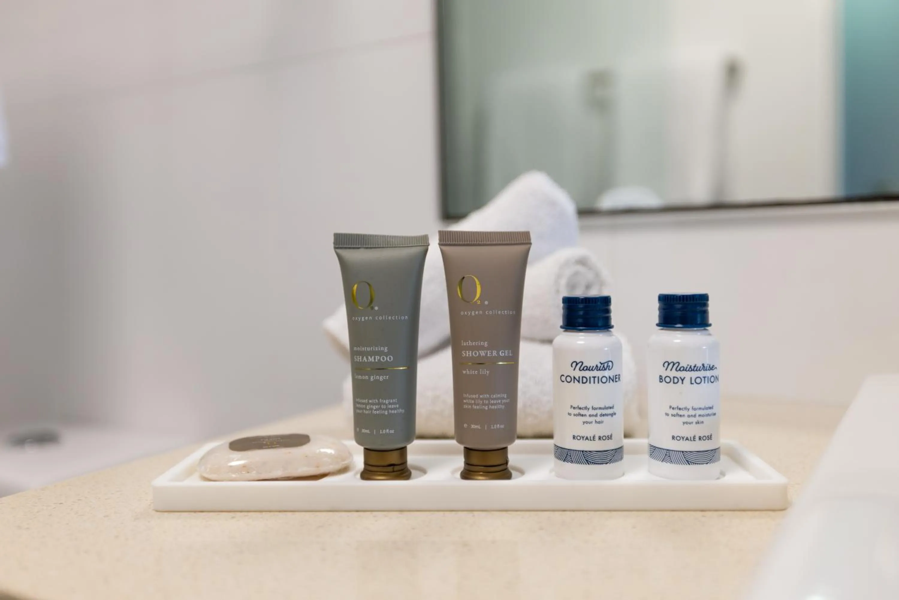 Bathroom in Oaks Townsville Hotel