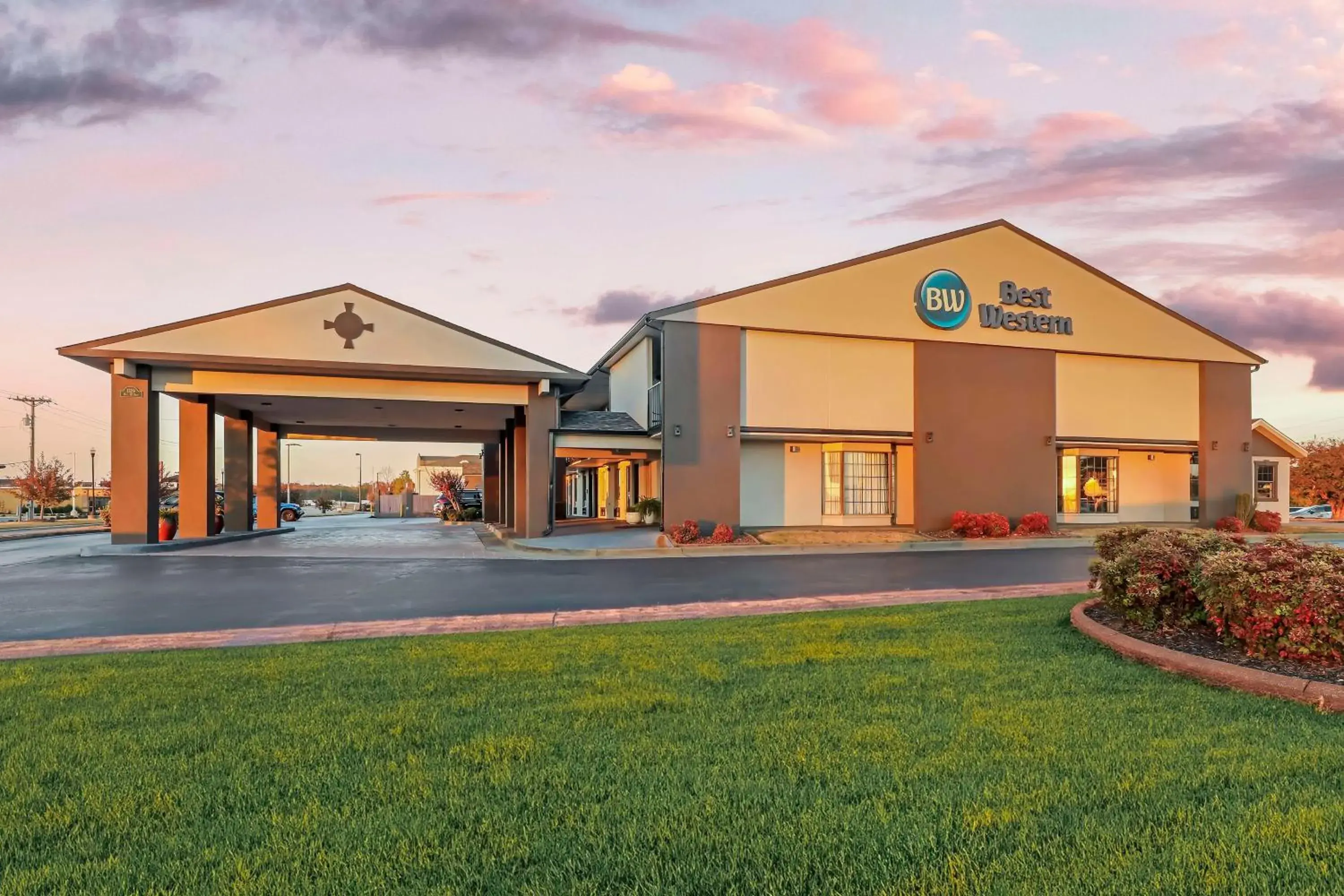 Property building in Best Western Athens Inn Property building in Best Western Athens Inn