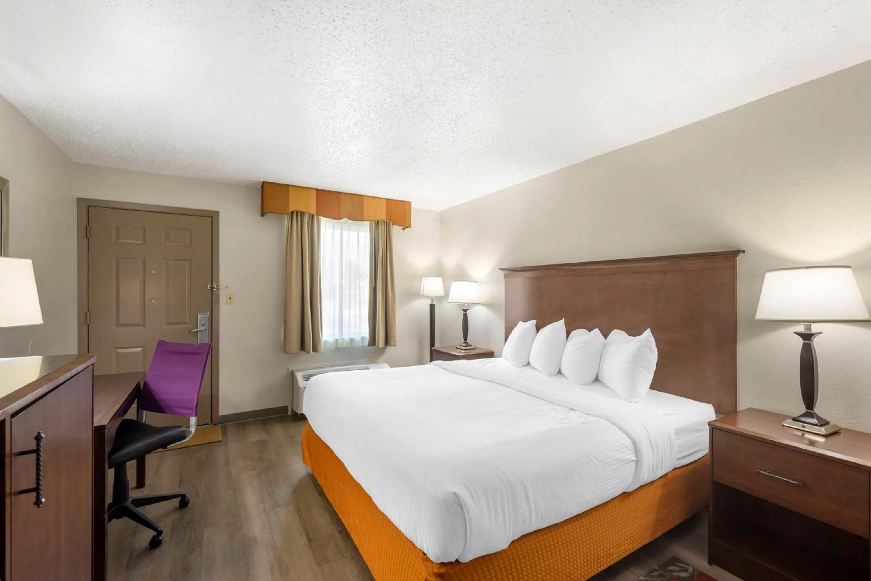 Bedroom, Bed in Best Western Athens Inn