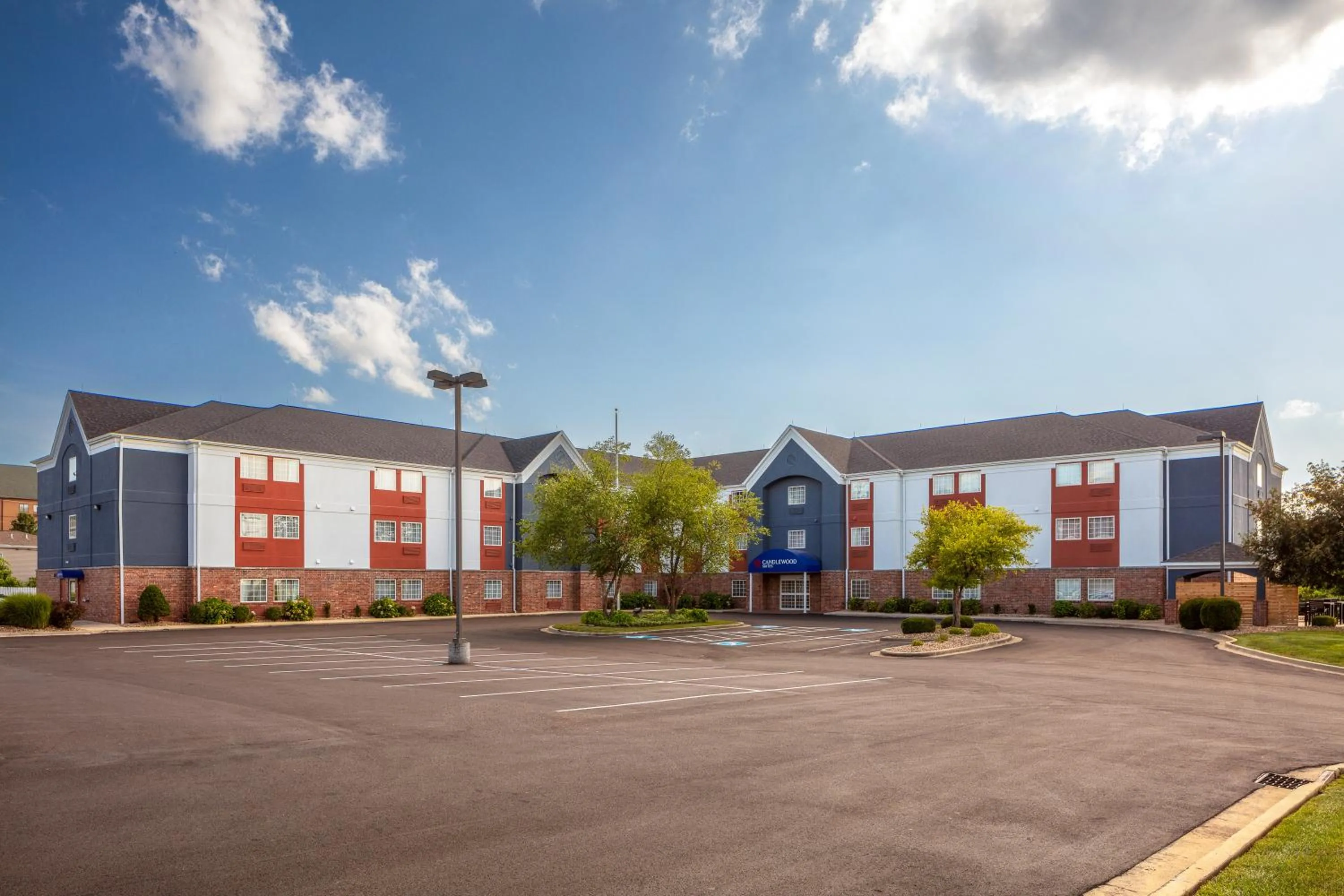 Property building in Candlewood Suites St. Robert by IHG