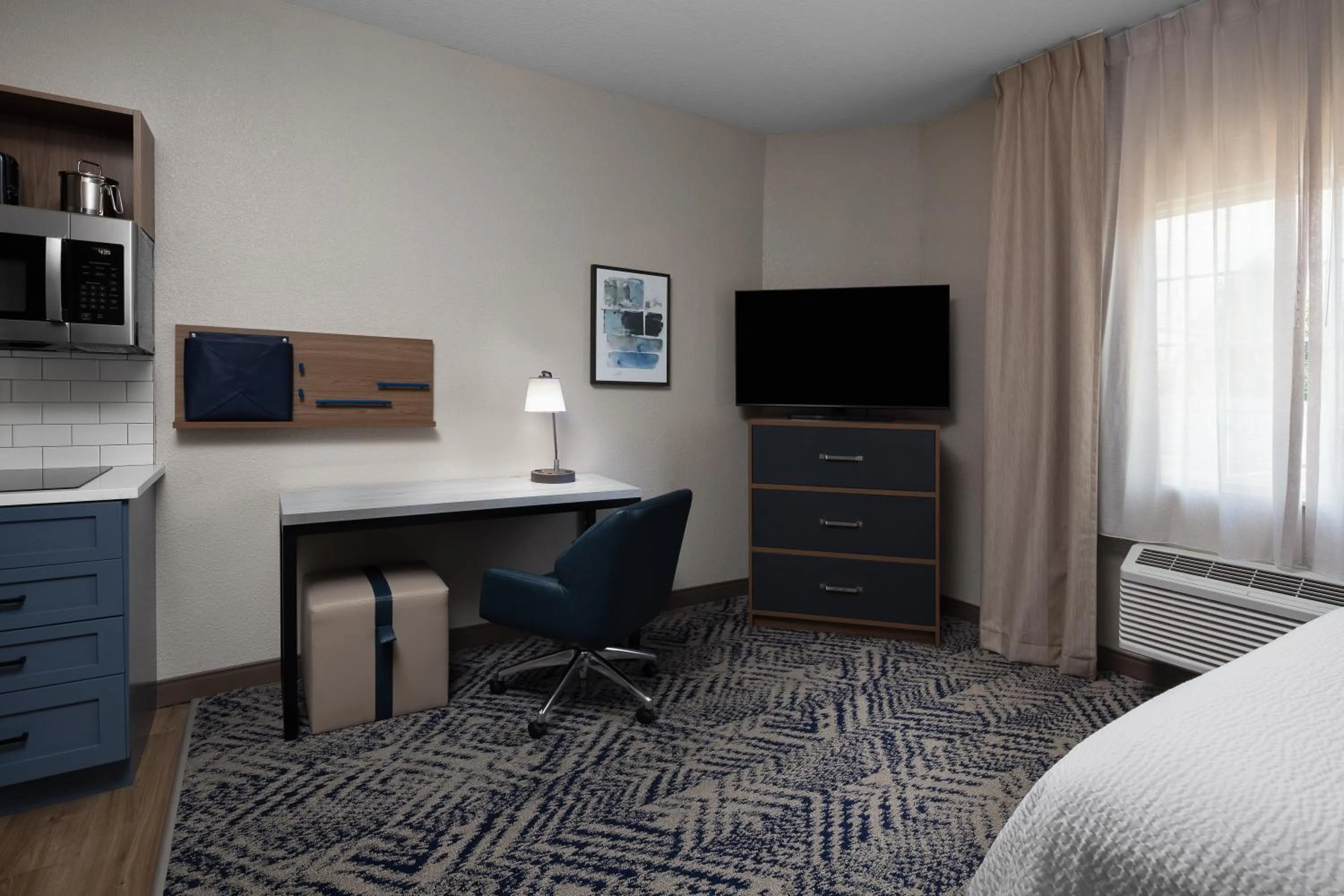 Bed in Candlewood Suites St. Robert by IHG