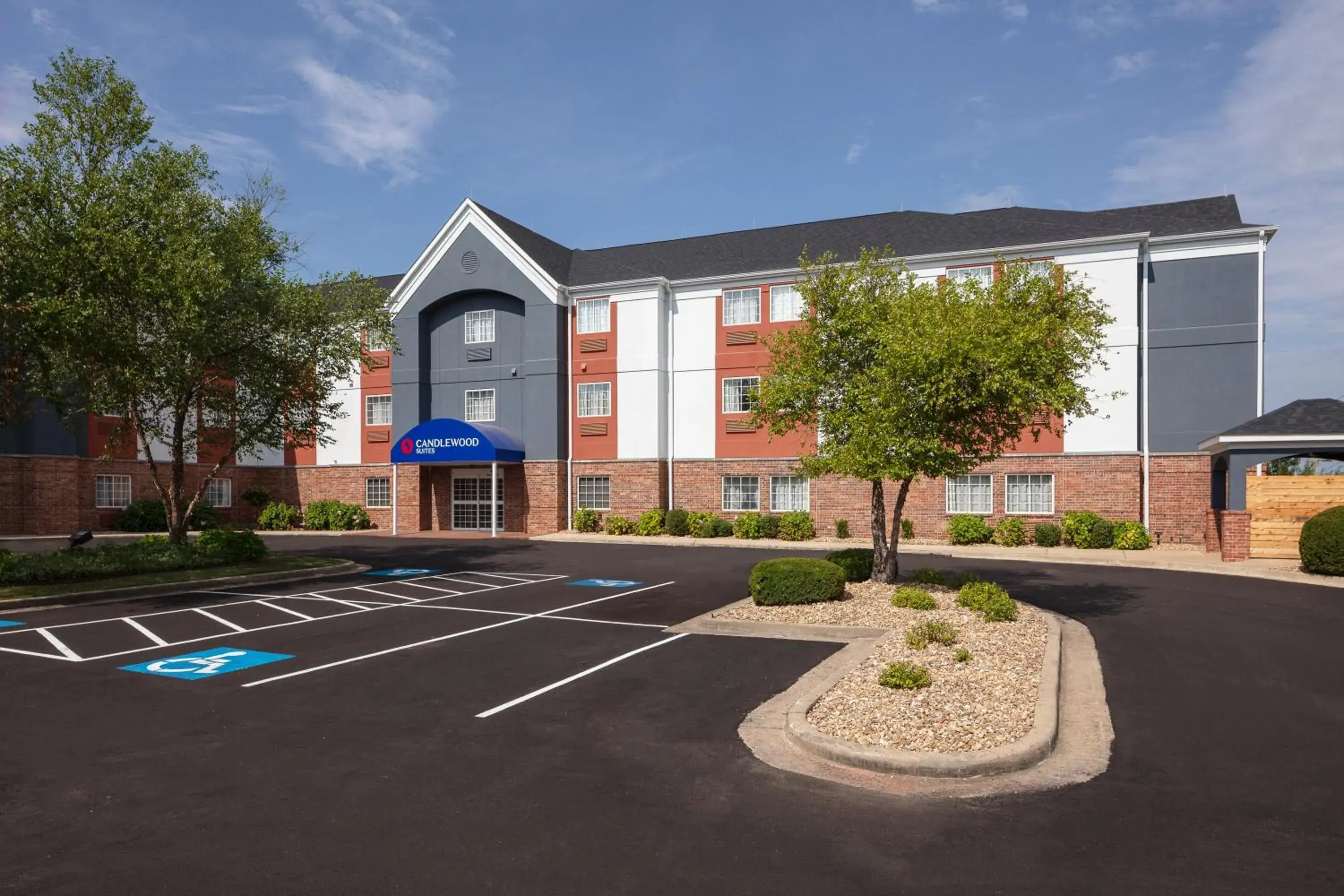 Property building in Candlewood Suites St. Robert by IHG Property building in Candlewood Suites St. Robert by IHG