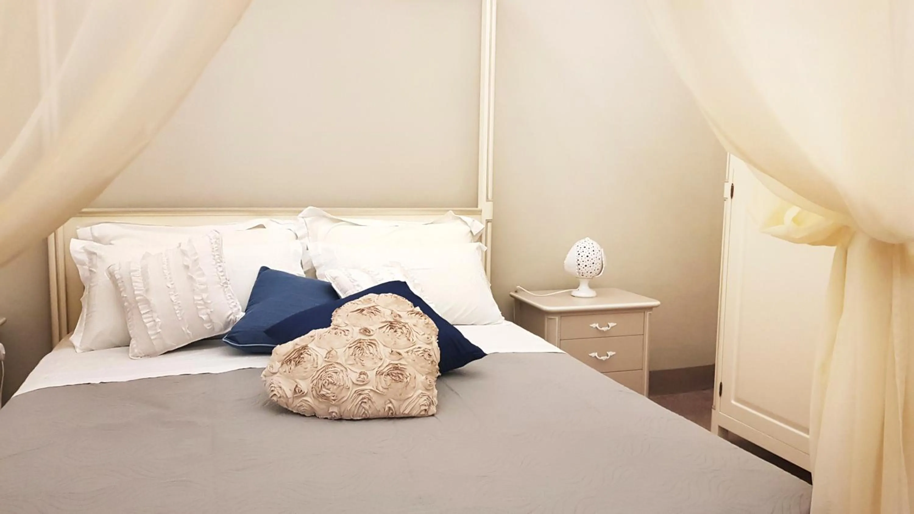 Bedroom, Bed in Villa Cesarea Dimora di Charme