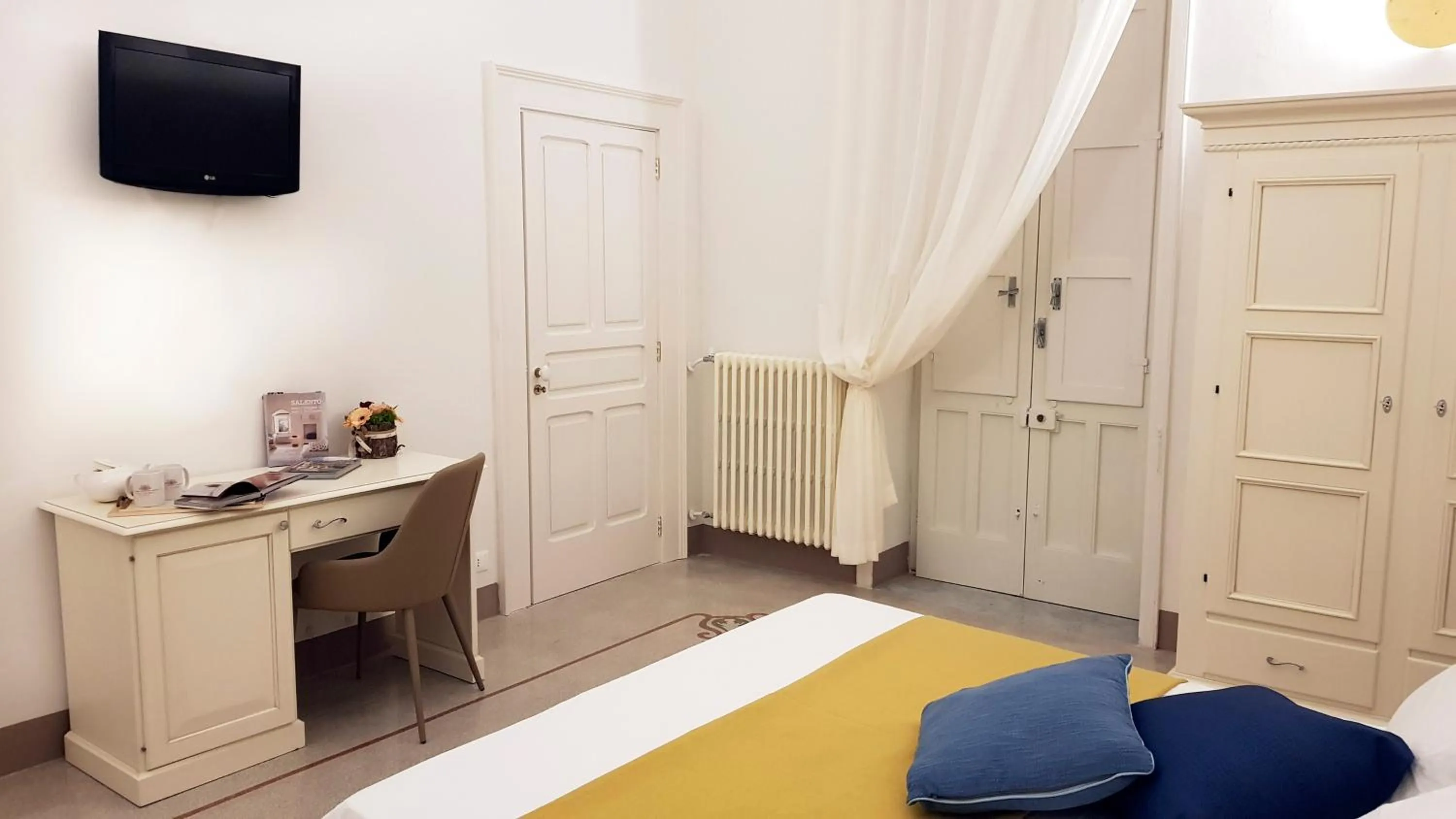 Bedroom, Bed in Villa Cesarea Dimora di Charme