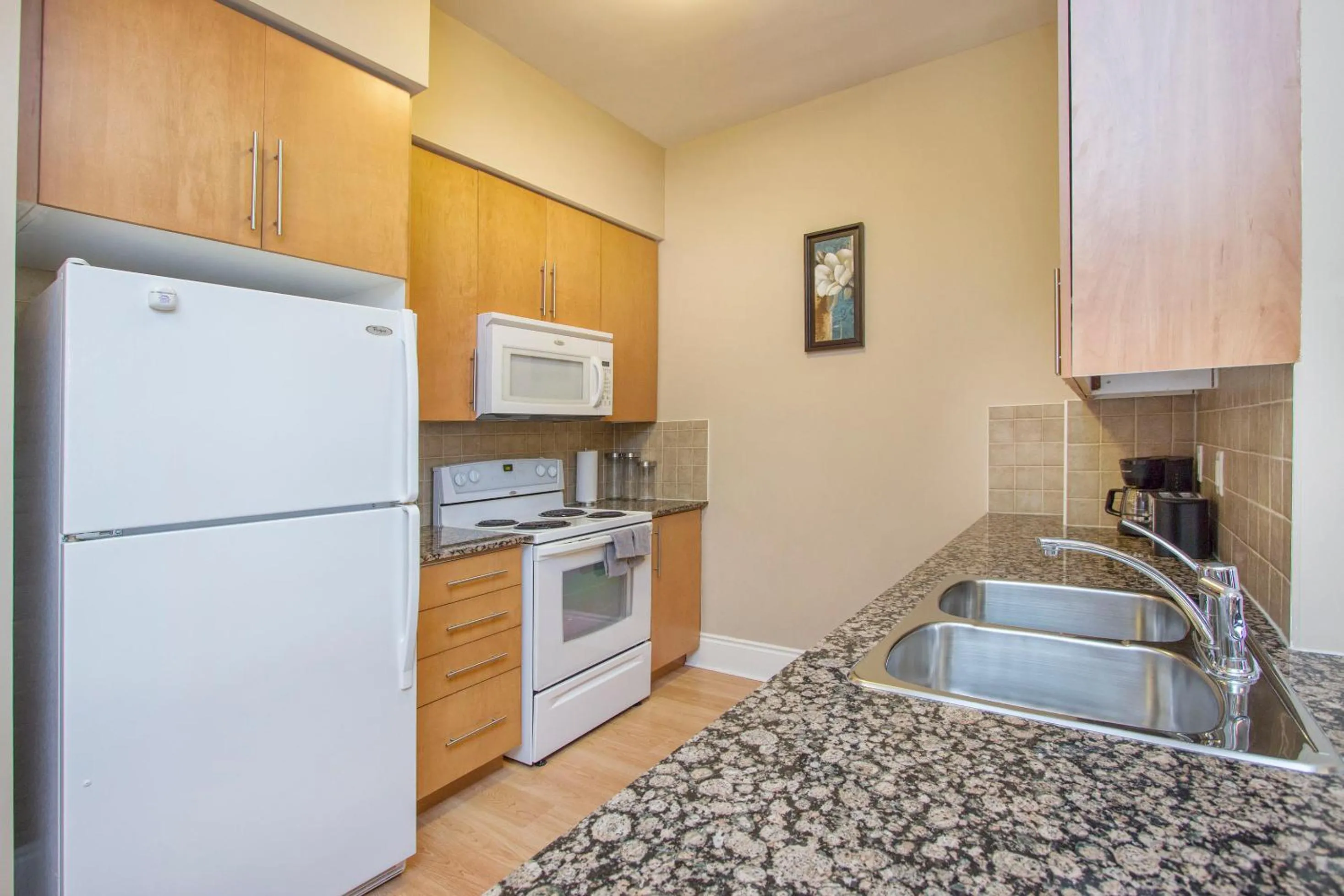 Kitchen or kitchenette in Platinum Suites Furnished Executive Suites