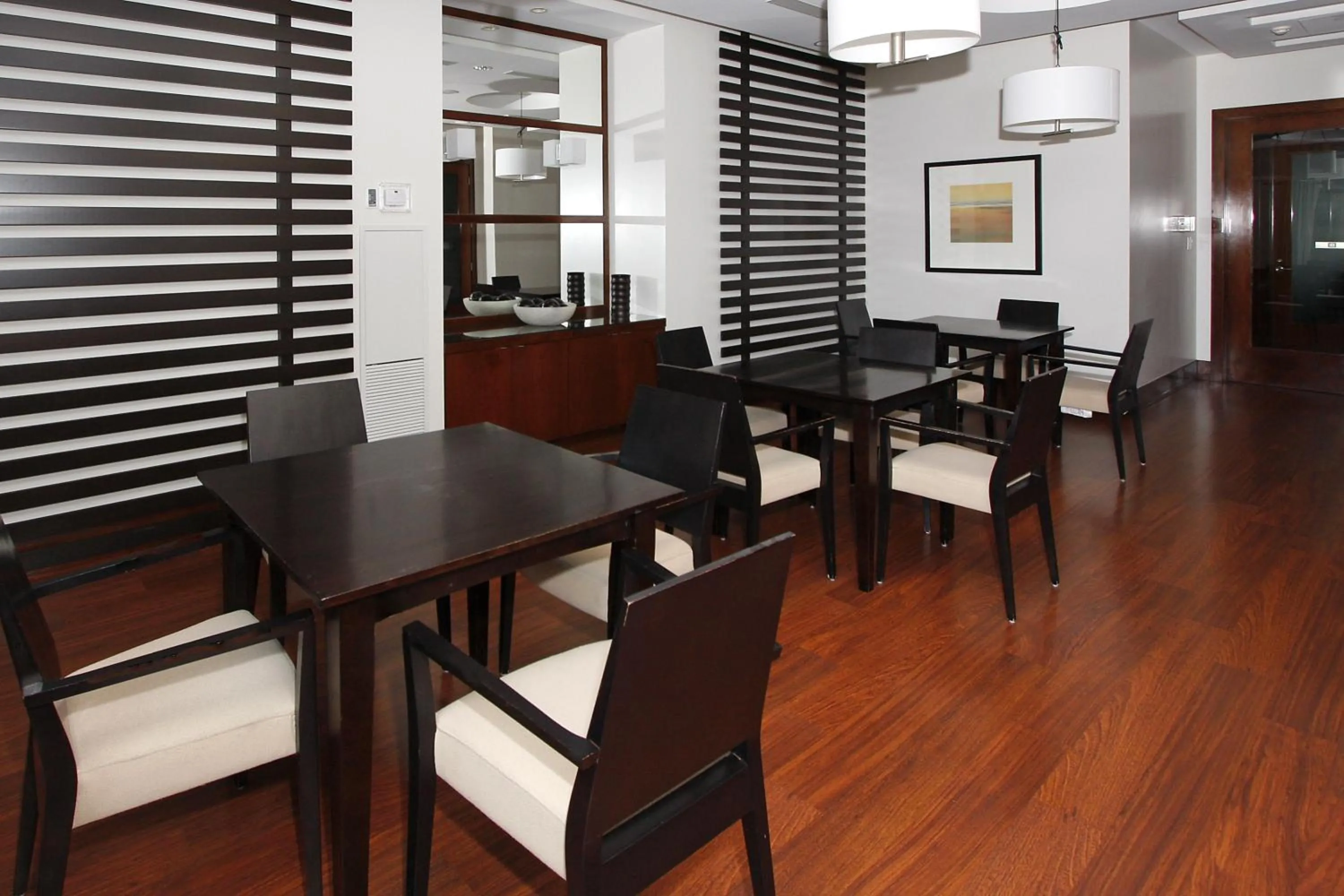 Restaurant/places to eat in Platinum Suites Furnished Executive Suites