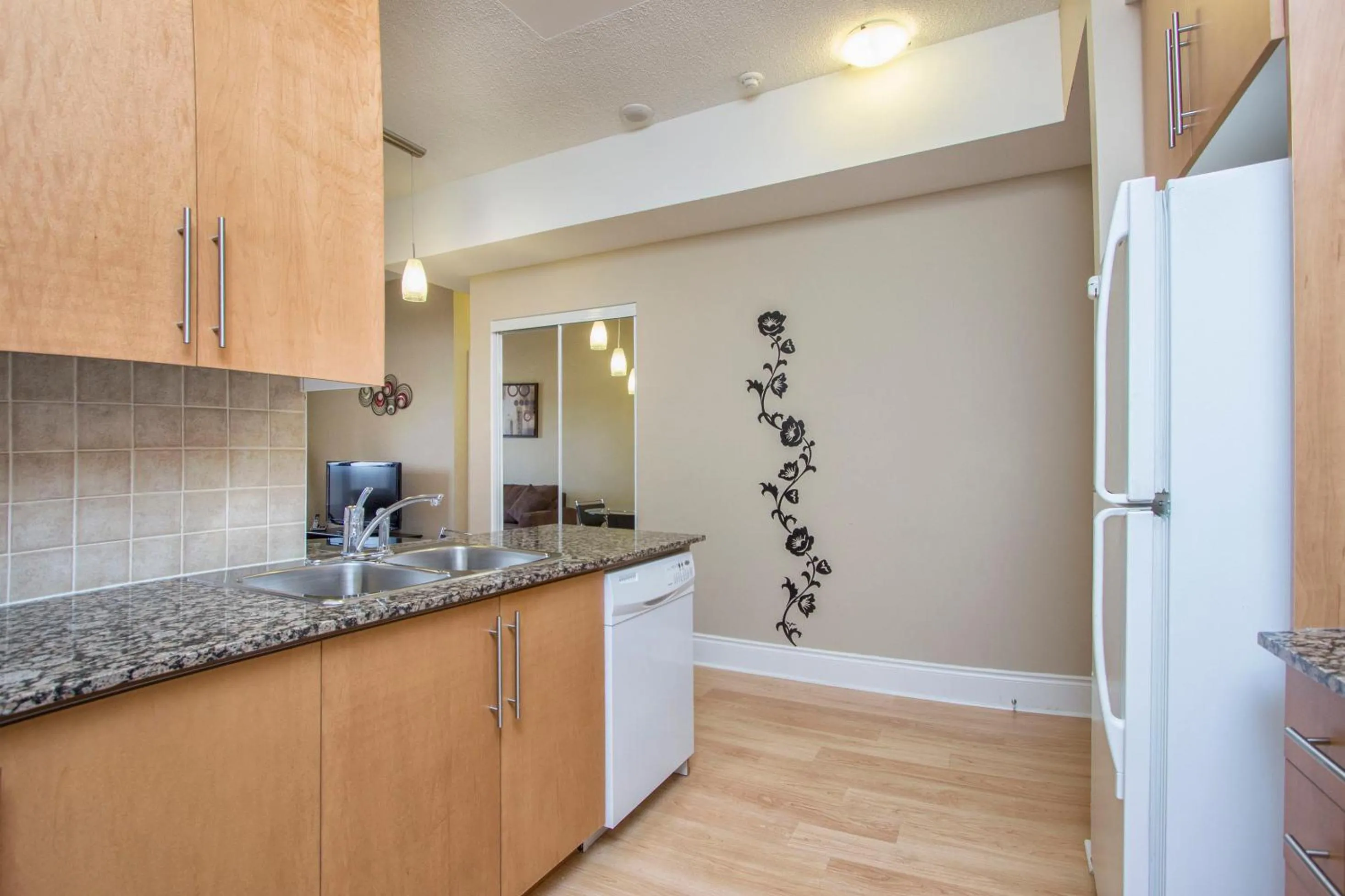 Kitchen or kitchenette in Platinum Suites Furnished Executive Suites
