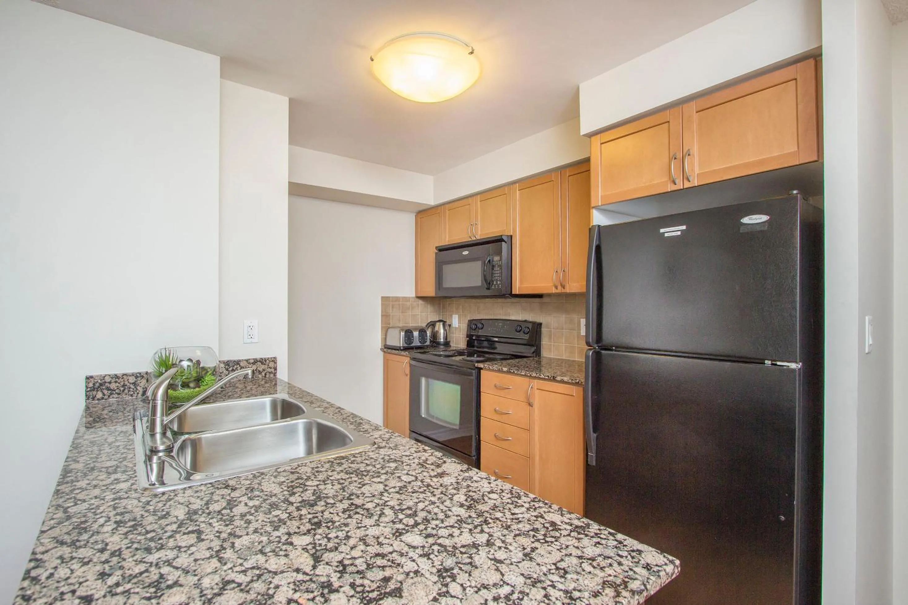 Kitchen or kitchenette in Platinum Suites Furnished Executive Suites