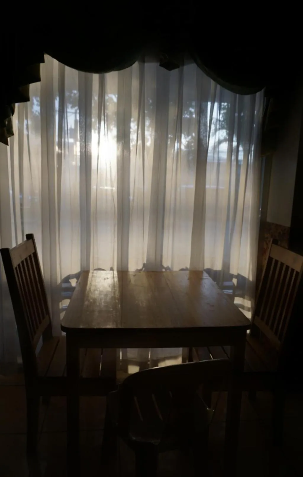 Restaurant/places to eat in Lylie Hotel