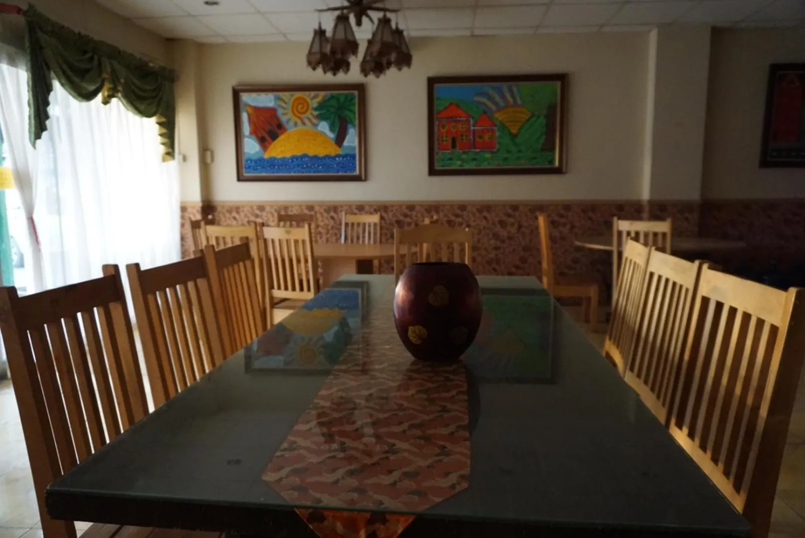 Restaurant/places to eat in Lylie Hotel