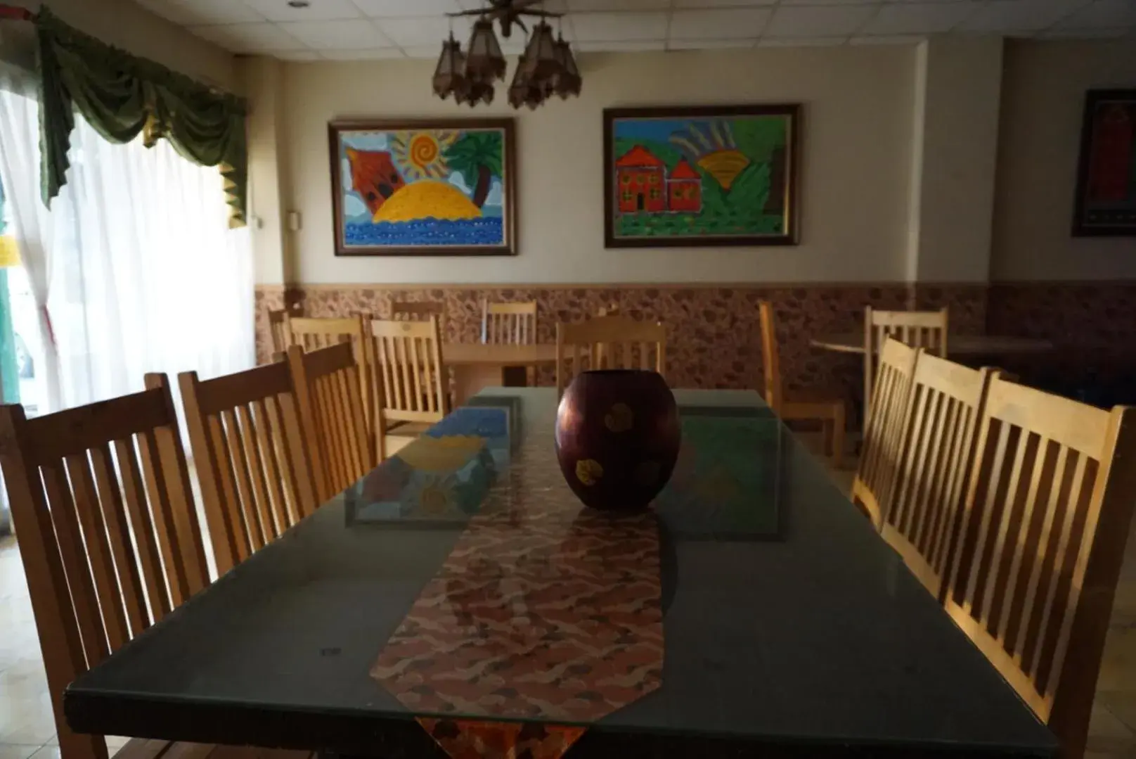 Restaurant/places to eat in Lylie Hotel Restaurant/places to eat in Lylie Hotel