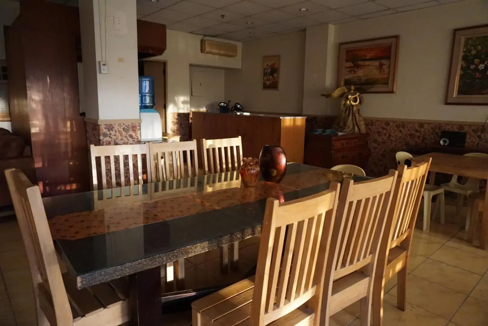 Restaurant/places to eat in Lylie Hotel Restaurant/places to eat in Lylie Hotel