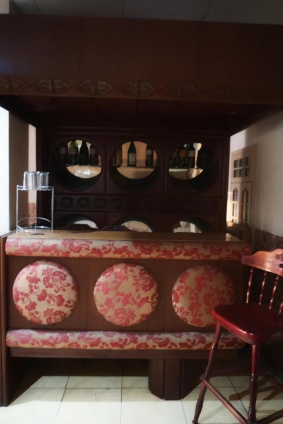 Restaurant/places to eat in Lylie Hotel