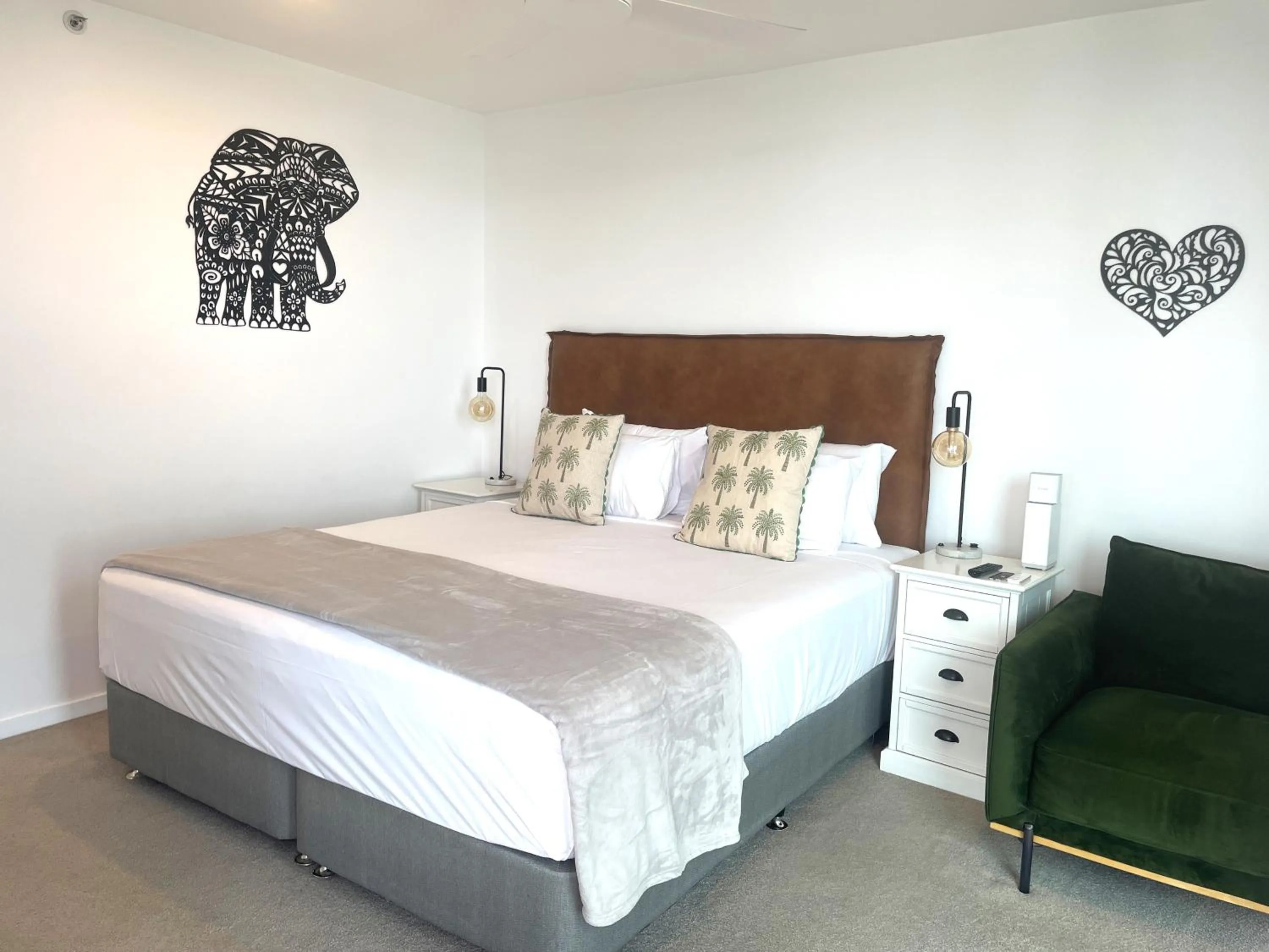 Bedroom, Bed in The Waterford on Main Beach