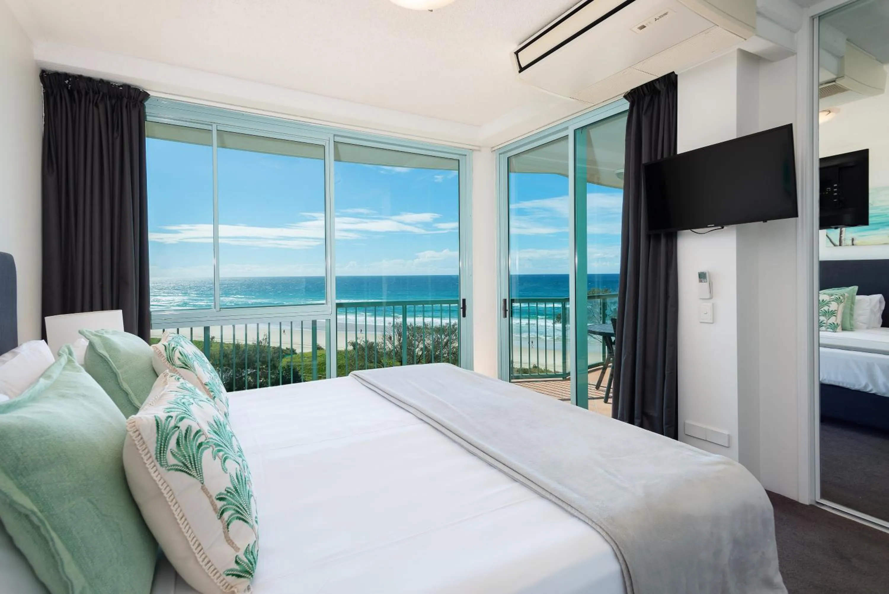 Bedroom, Bed in The Waterford on Main Beach