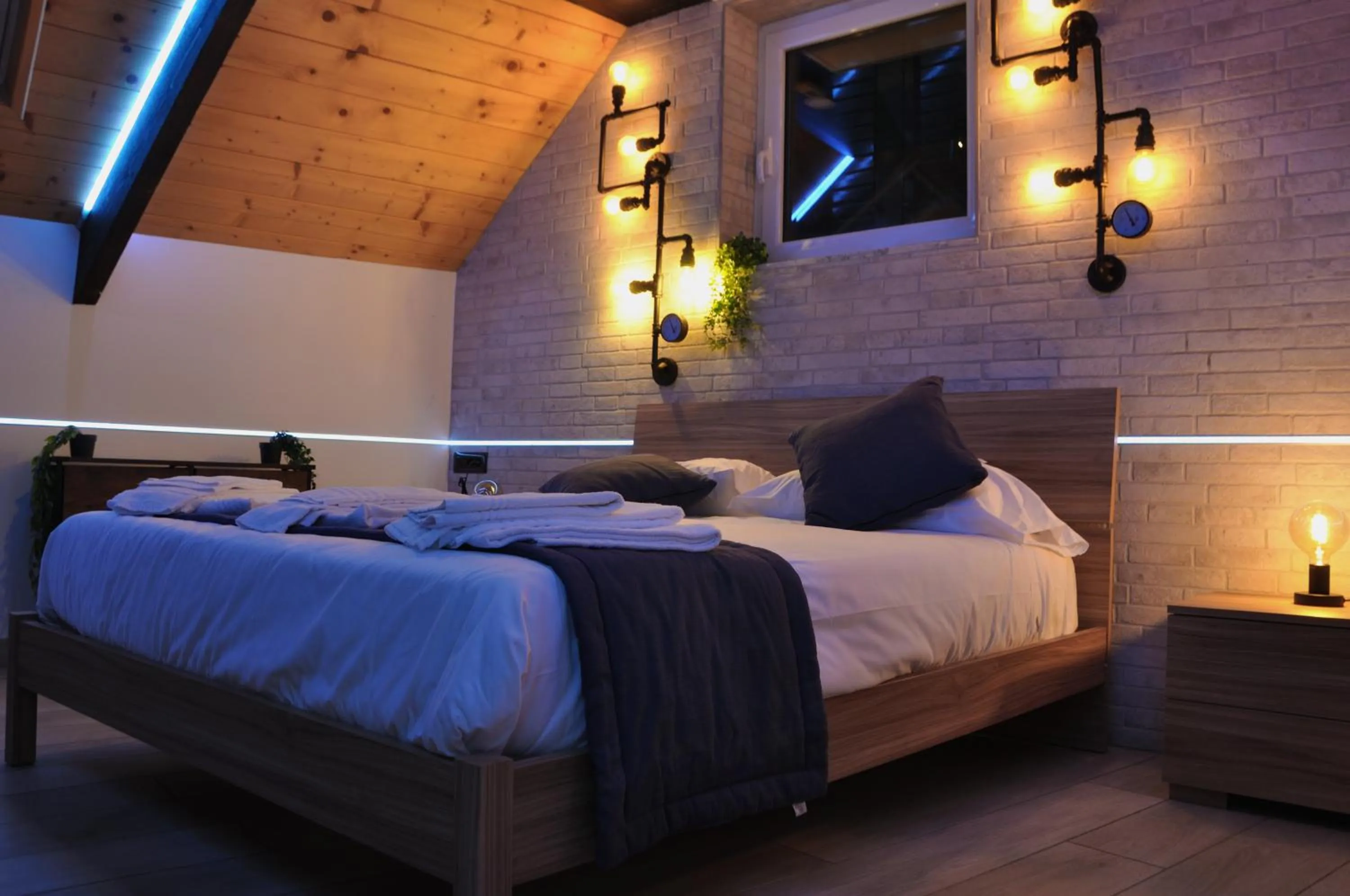 Photo of the whole room, Bed in Palazzo Settembrini 49