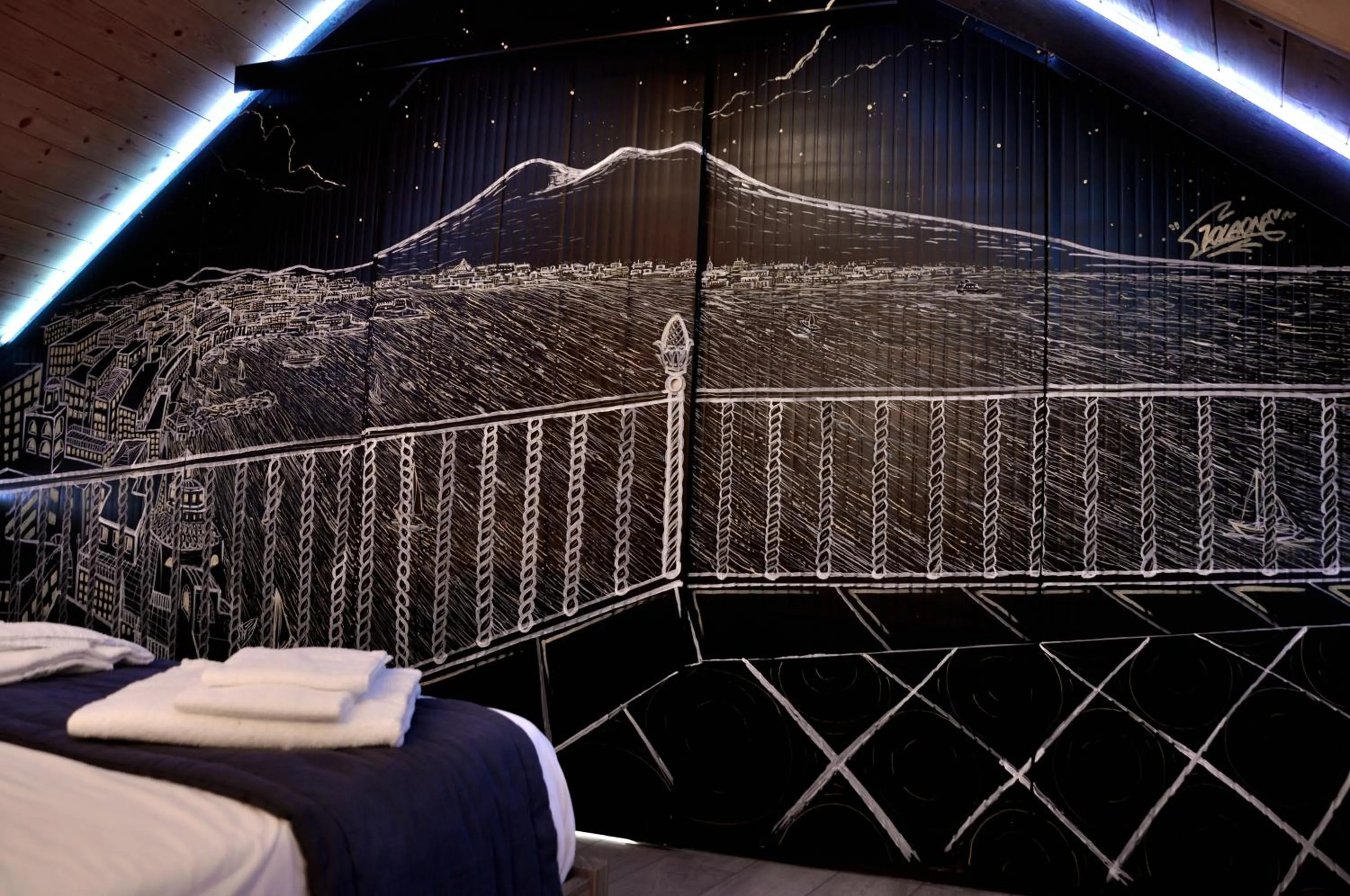 Photo of the whole room, Bed in Palazzo Settembrini 49