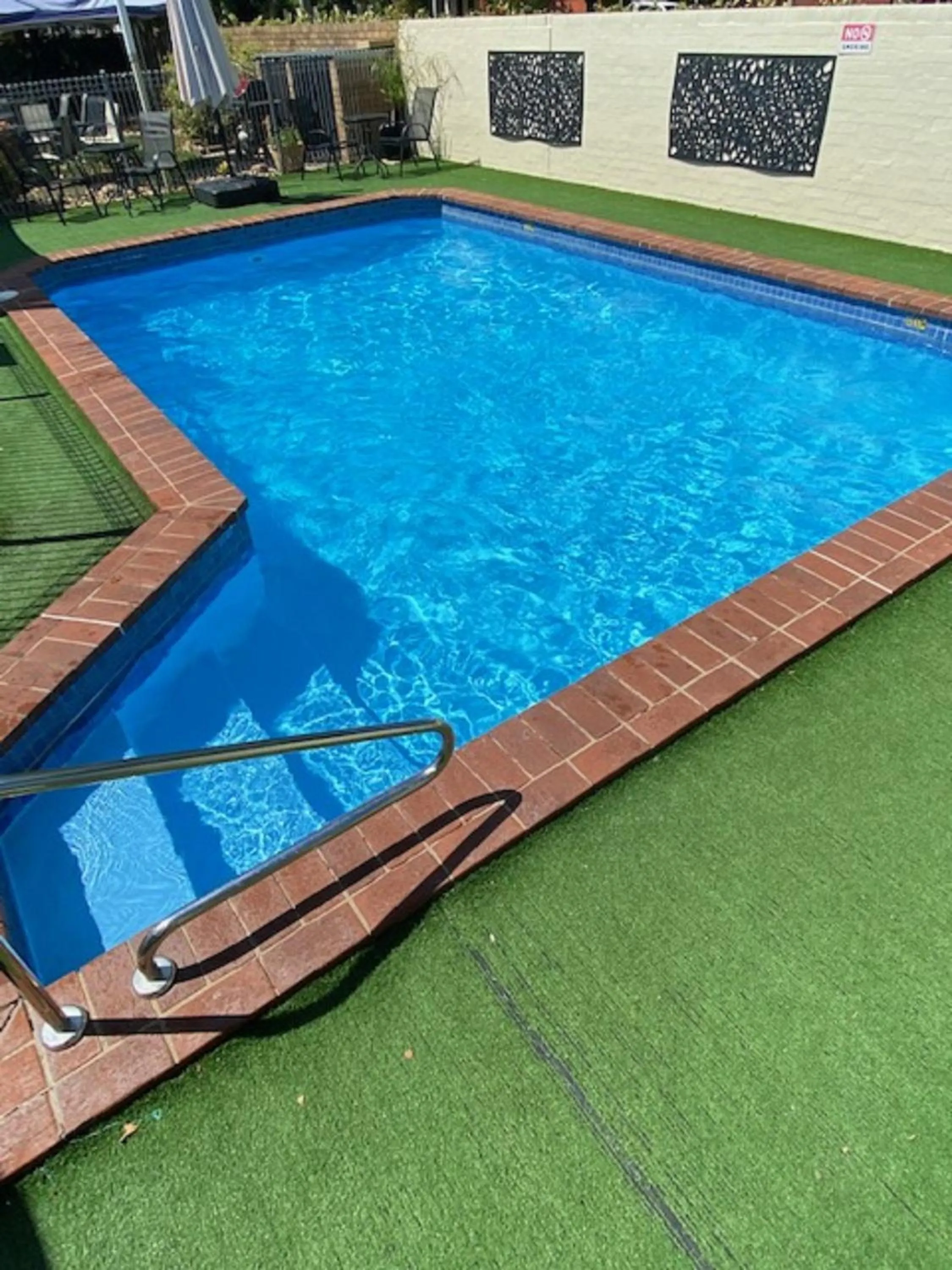 Swimming pool in Albury City Motel