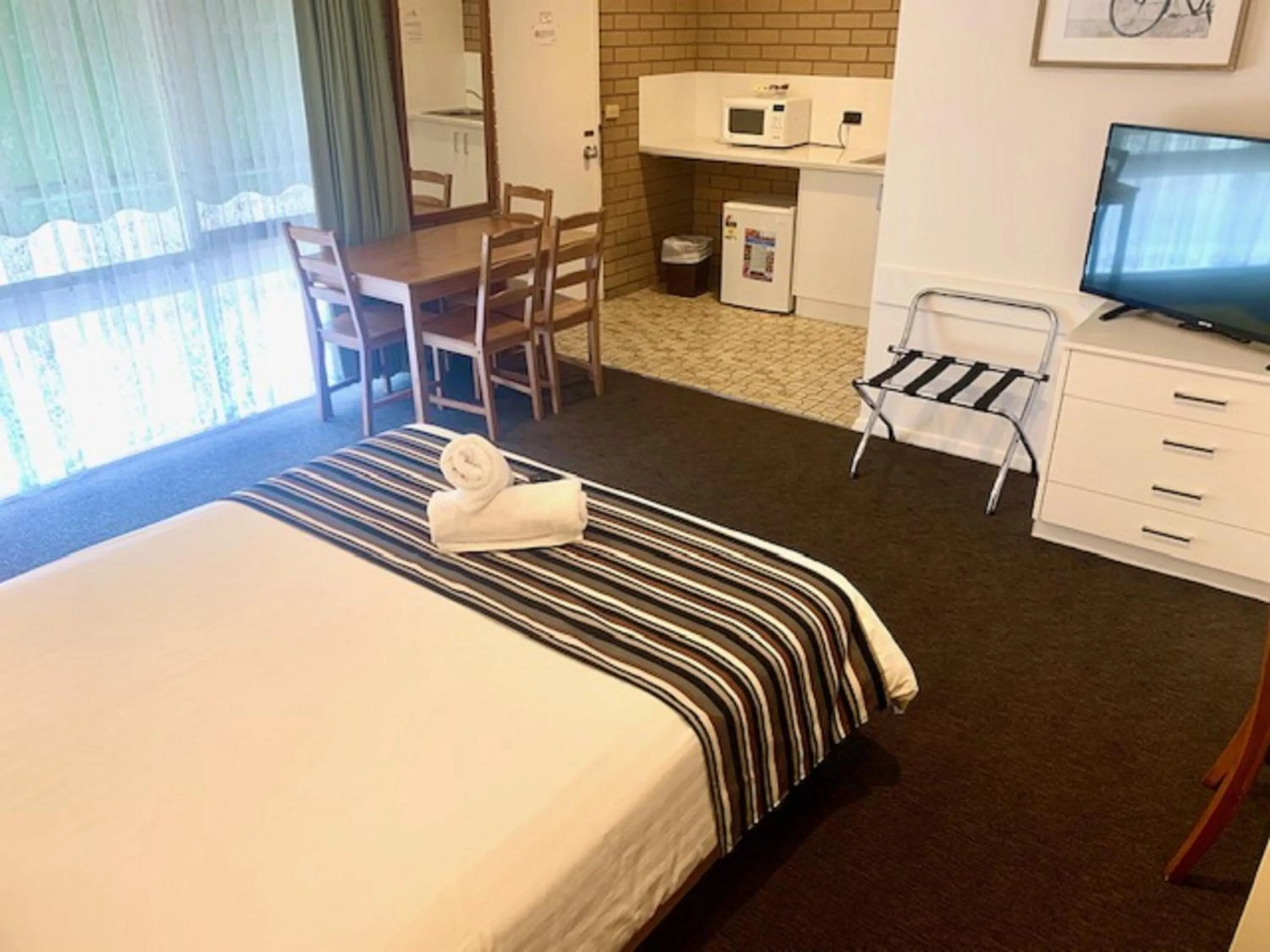 Communal lounge/ TV room, Bed in Albury City Motel