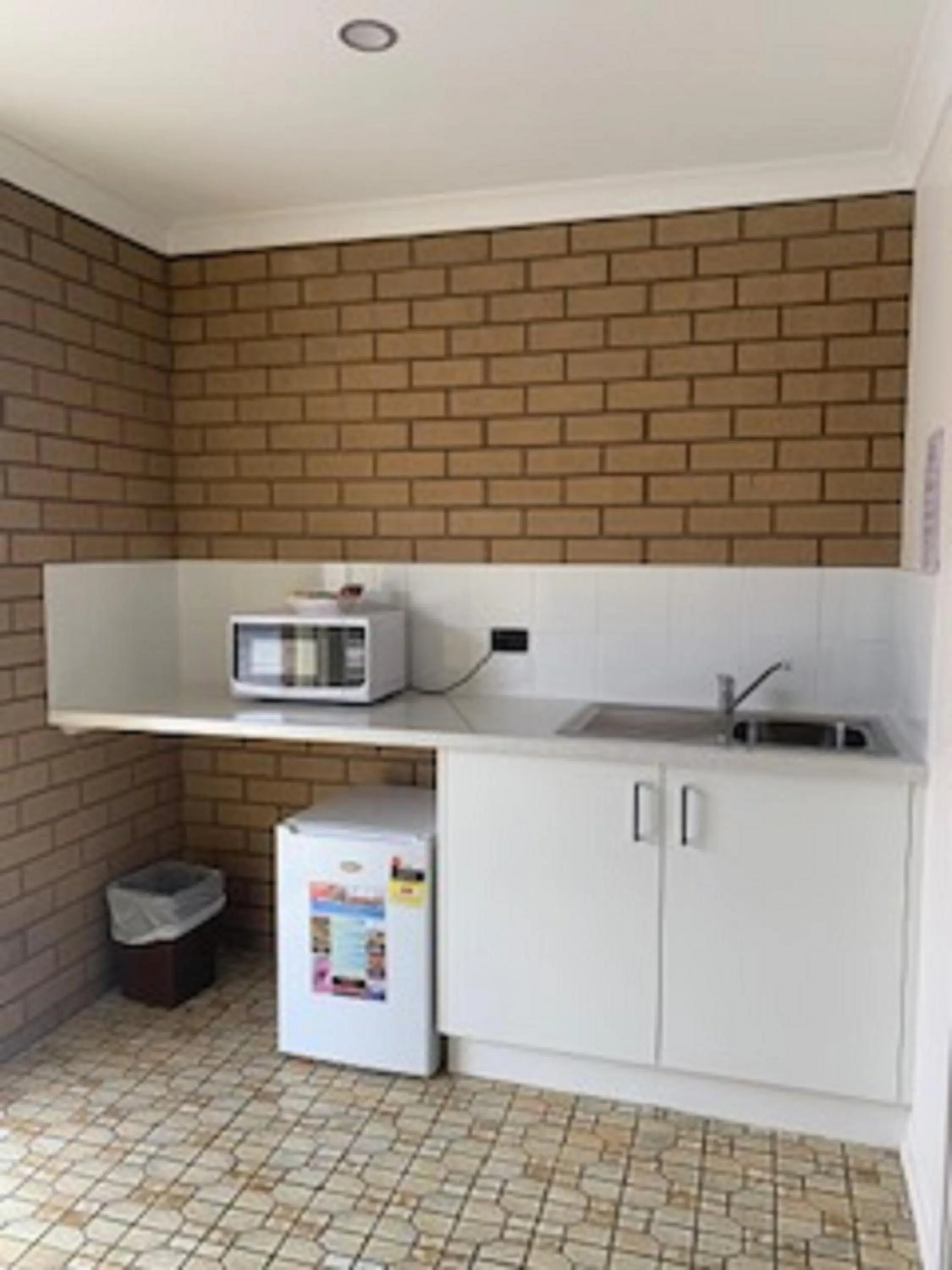 Kitchen or kitchenette in Albury City Motel
