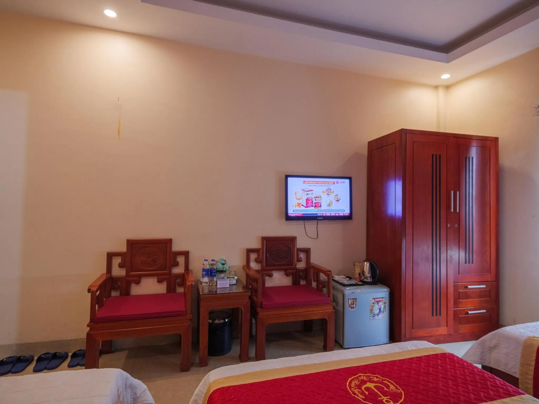 Communal lounge/ TV room, Bed in TITANIC HOTEL