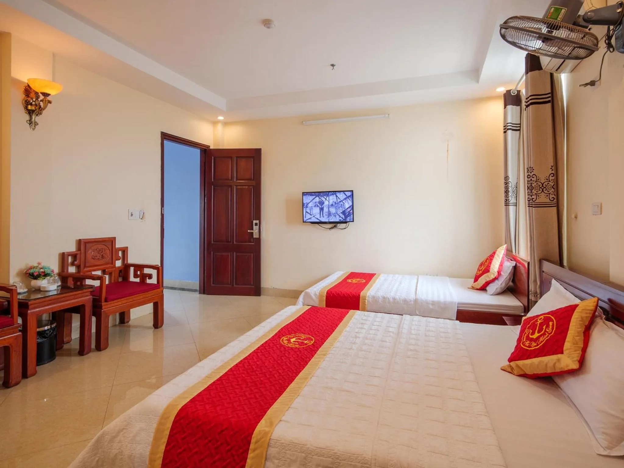 Photo of the whole room, Bed in TITANIC HOTEL