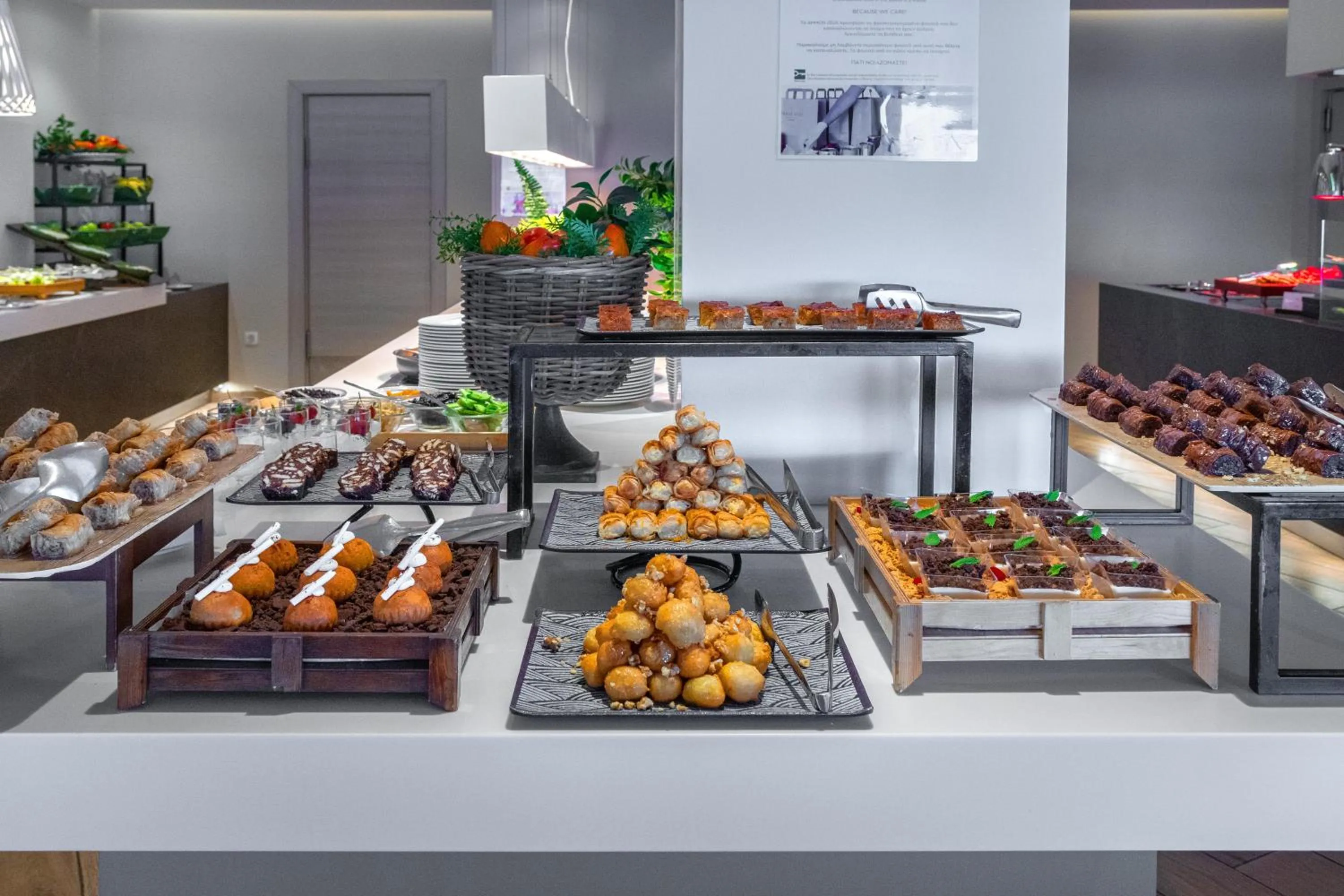 Restaurant/places to eat in Ammon Zeus Luxury Beach Hotel