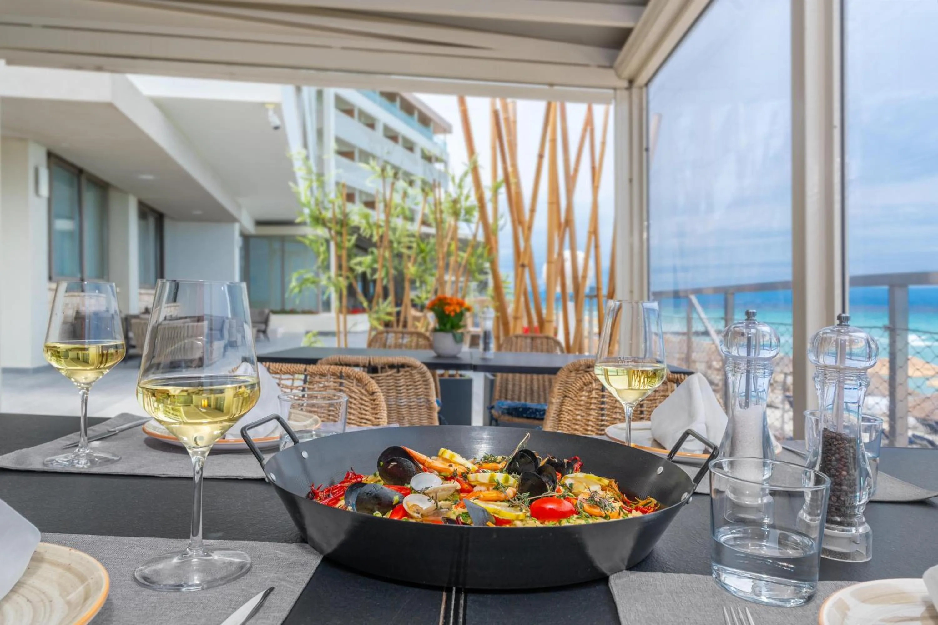 Restaurant/places to eat in Ammon Zeus Luxury Beach Hotel