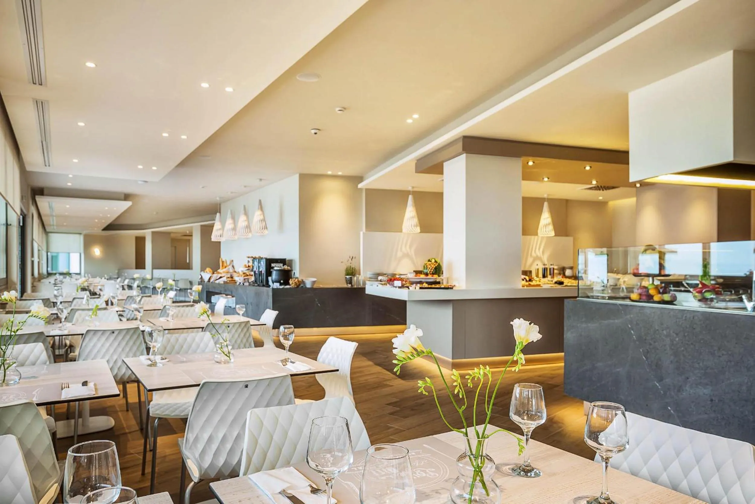 Restaurant/places to eat in Ammon Zeus Luxury Beach Hotel