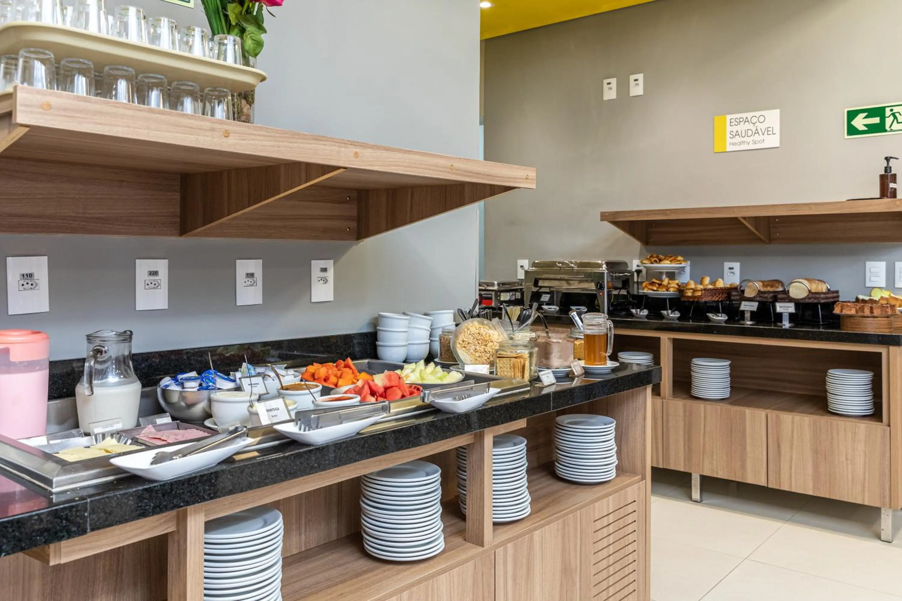 Food and drinks in Tarobá Express