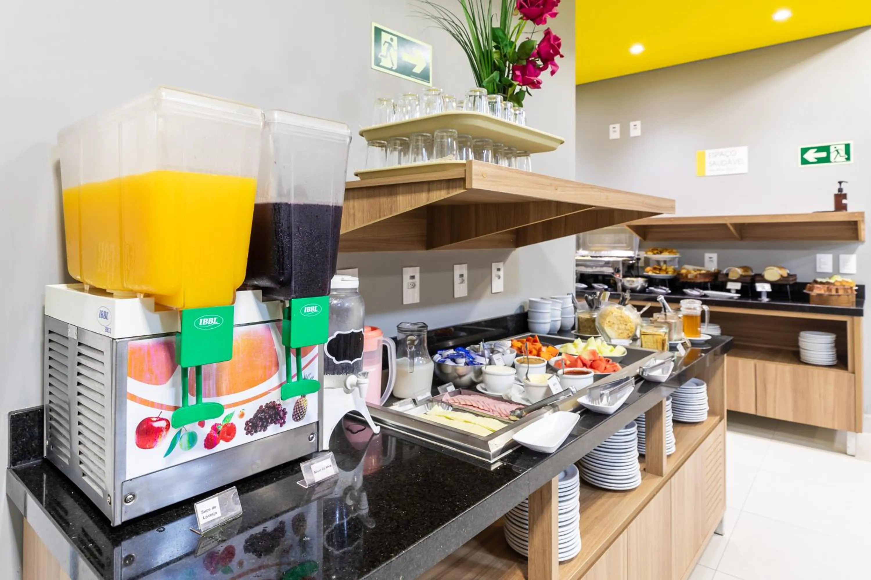 Food and drinks in Tarobá Express