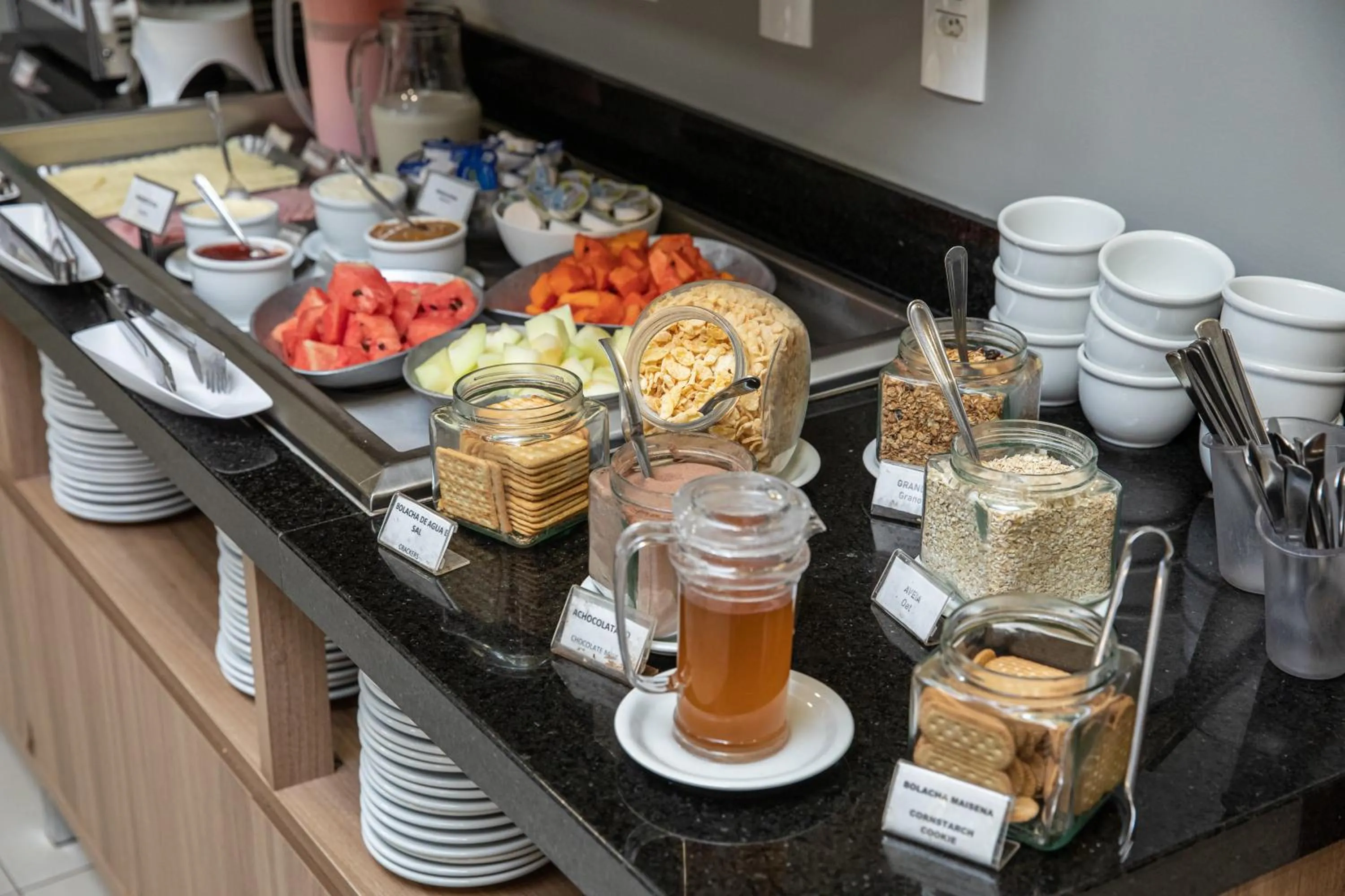 Food and drinks in Tarobá Express