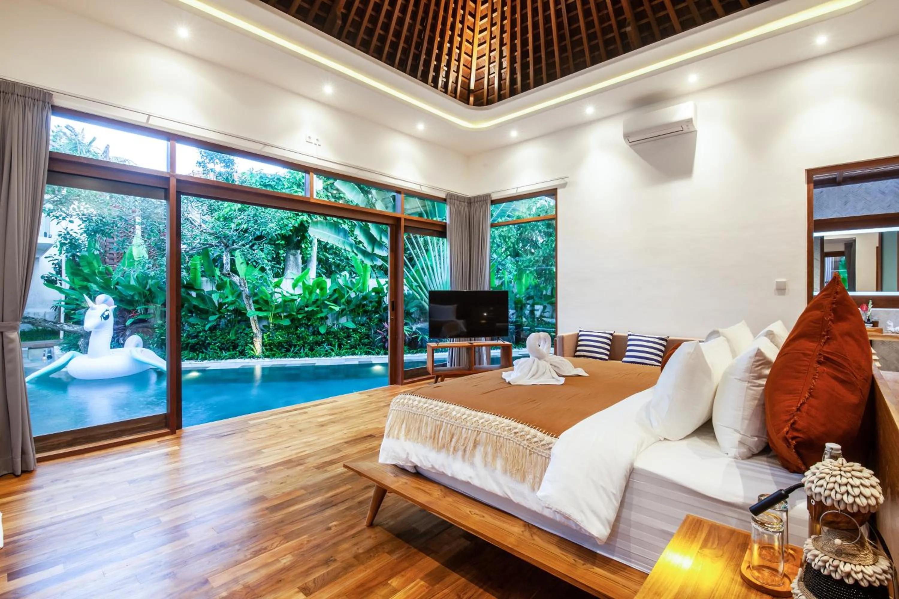 Payapaya Seminyak luxury vila 4 BR near beach potato head