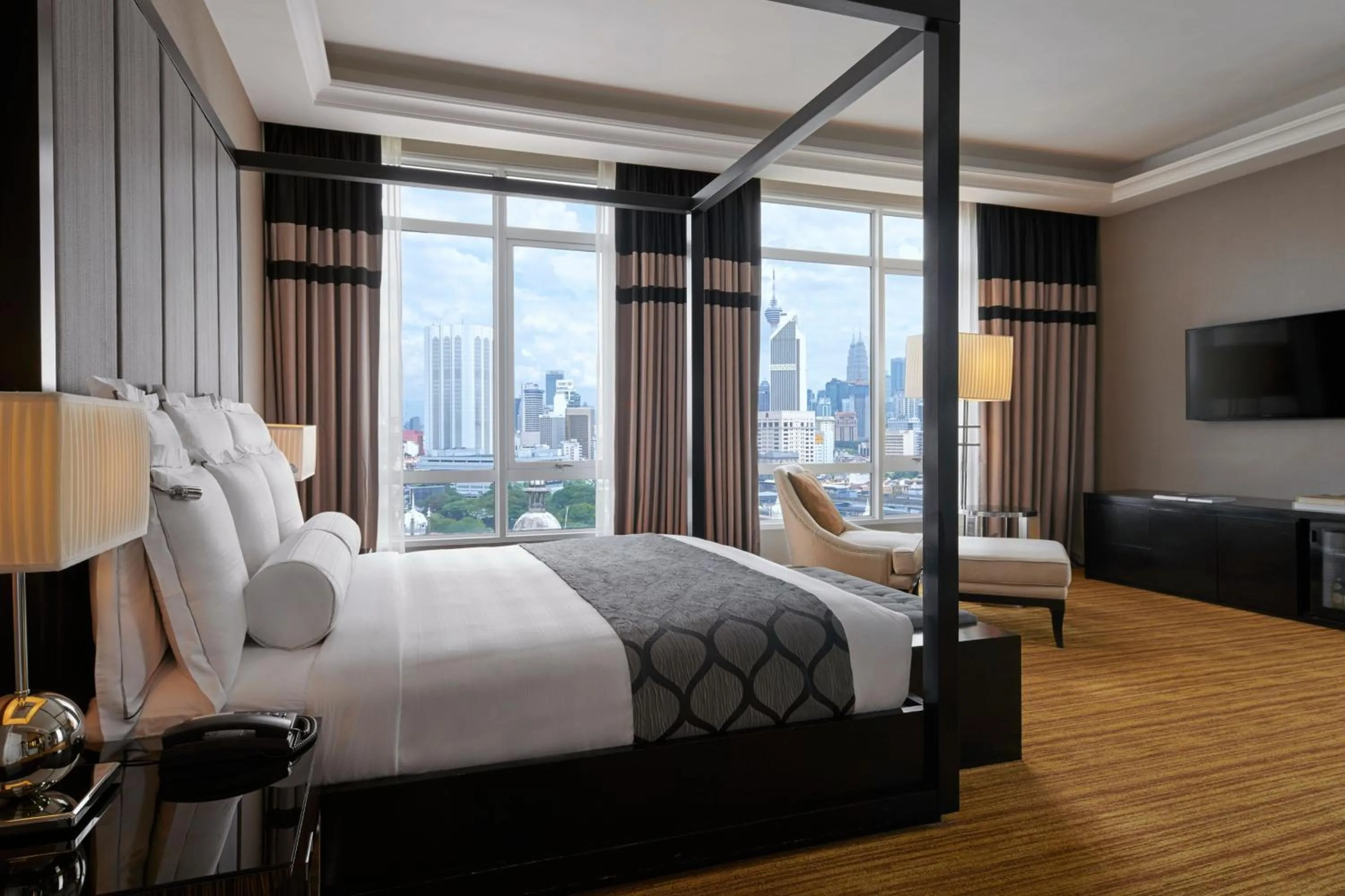 Photo of the whole room, Bed in The Majestic Hotel Kuala Lumpur, Autograph Collection