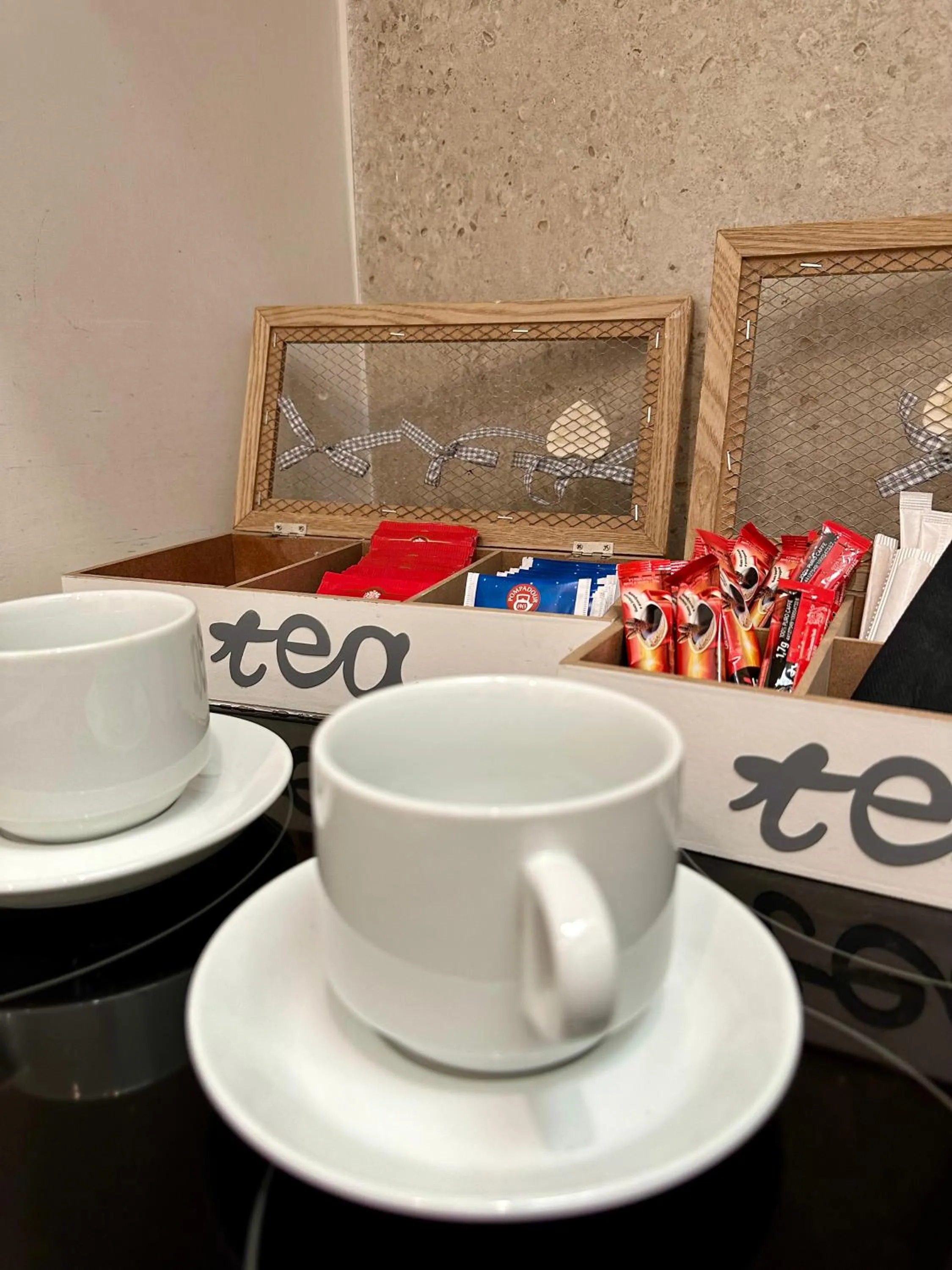 Coffee/tea facilities in Martucci 83