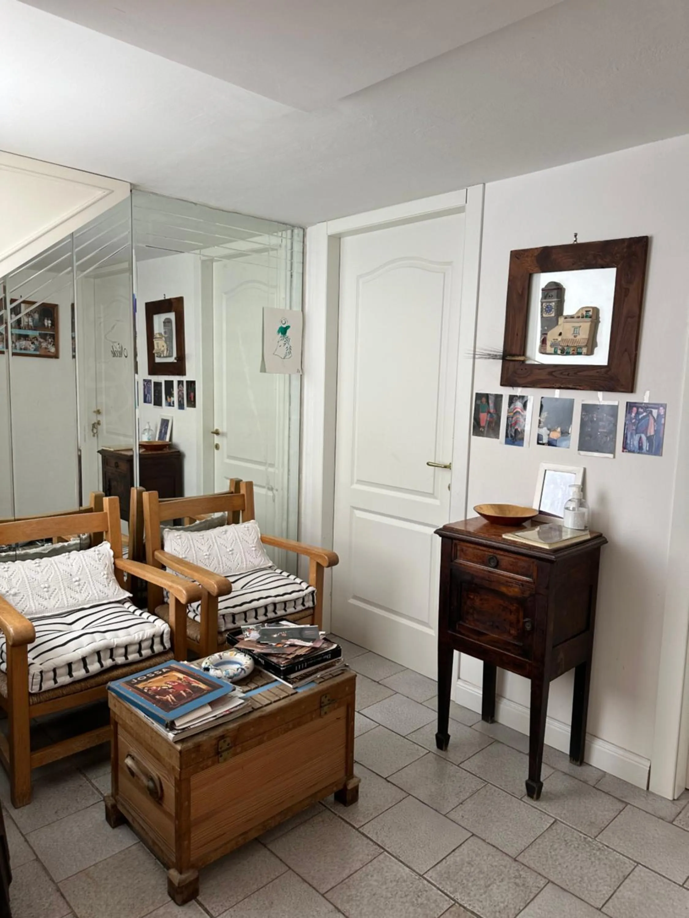 Seating area in Martucci 83