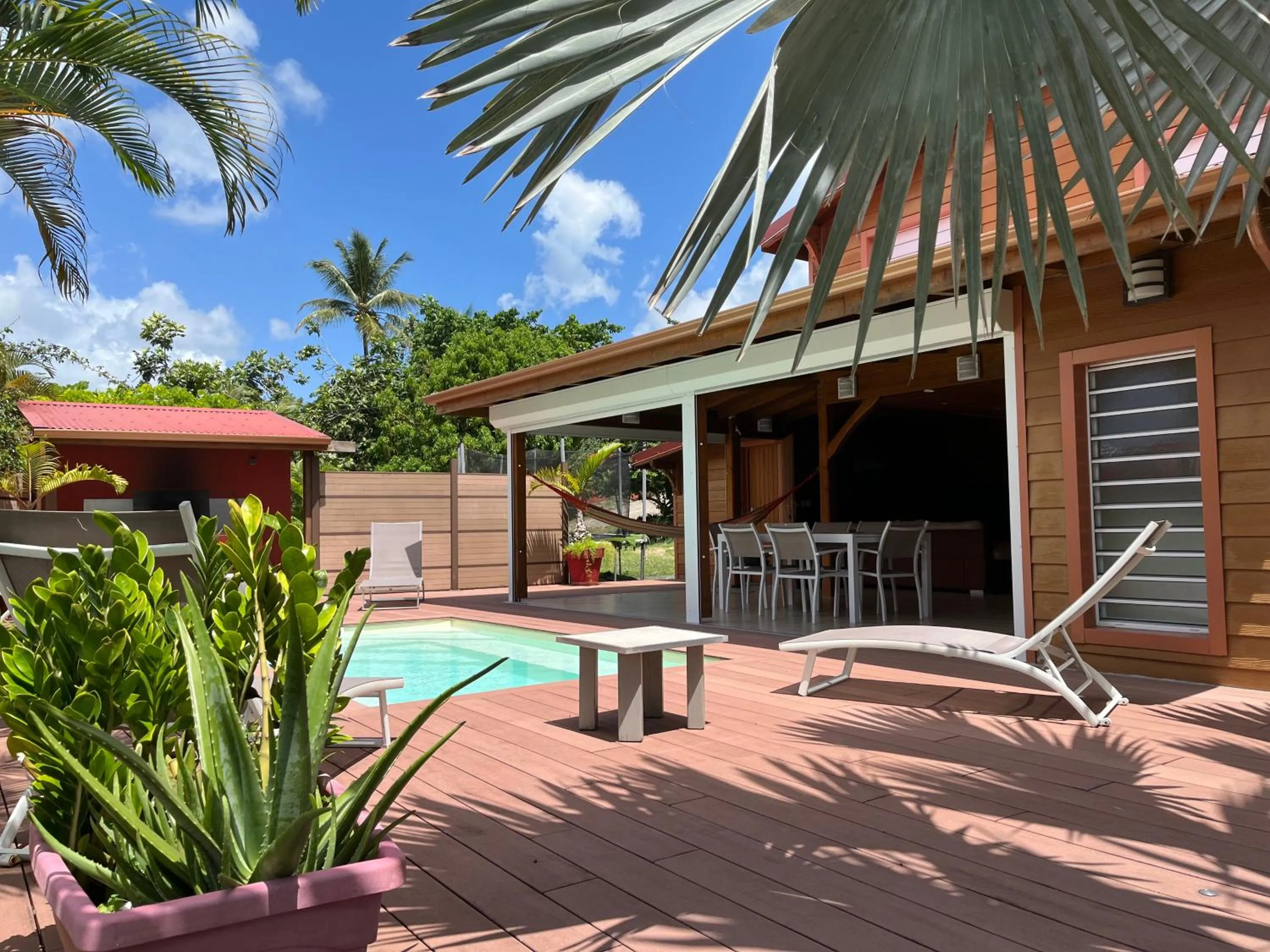 Three-Bedroom Villa in Villa neuve de standing en bois avec piscine