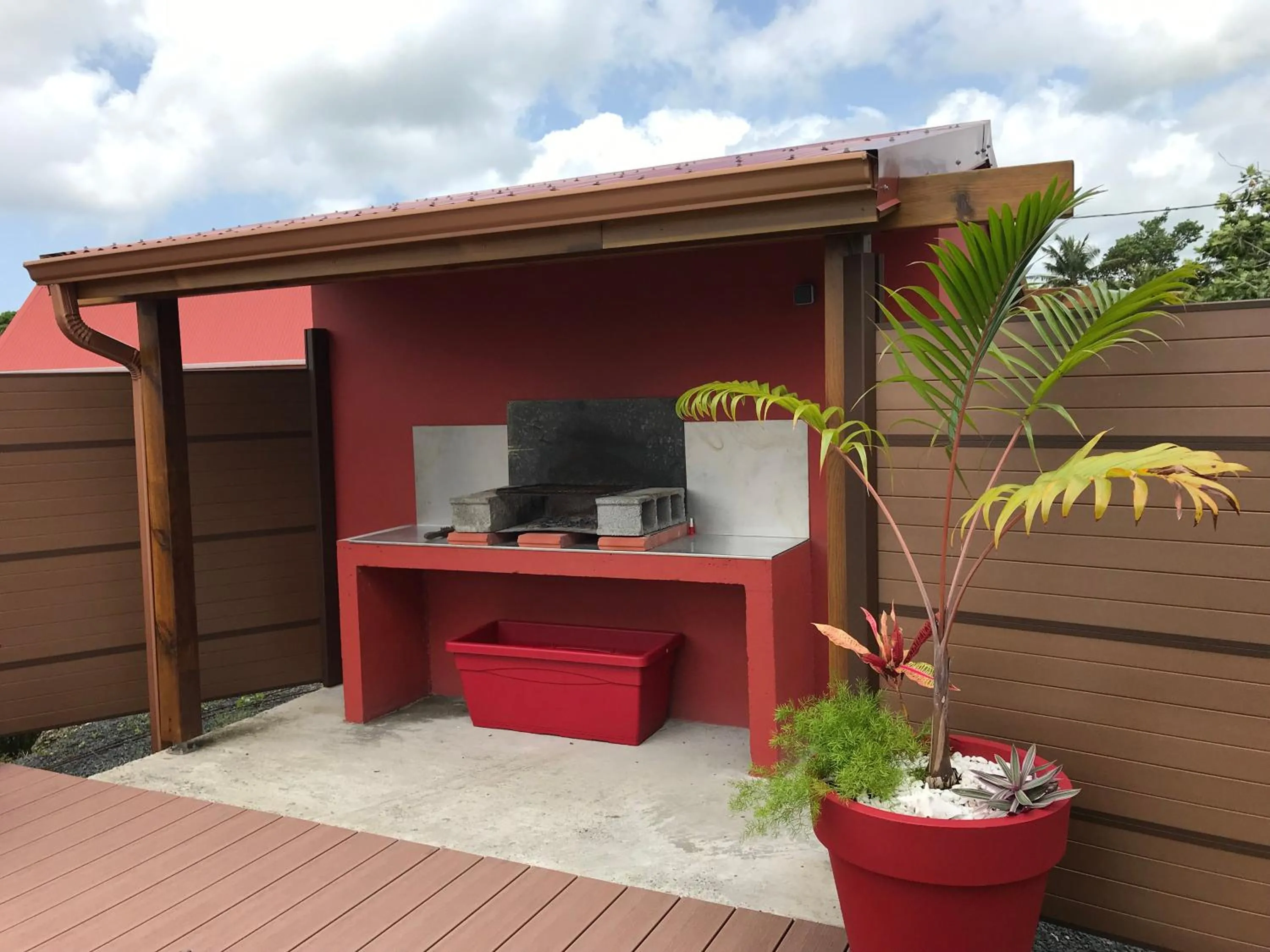 Villa neuve de standing en bois avec piscine